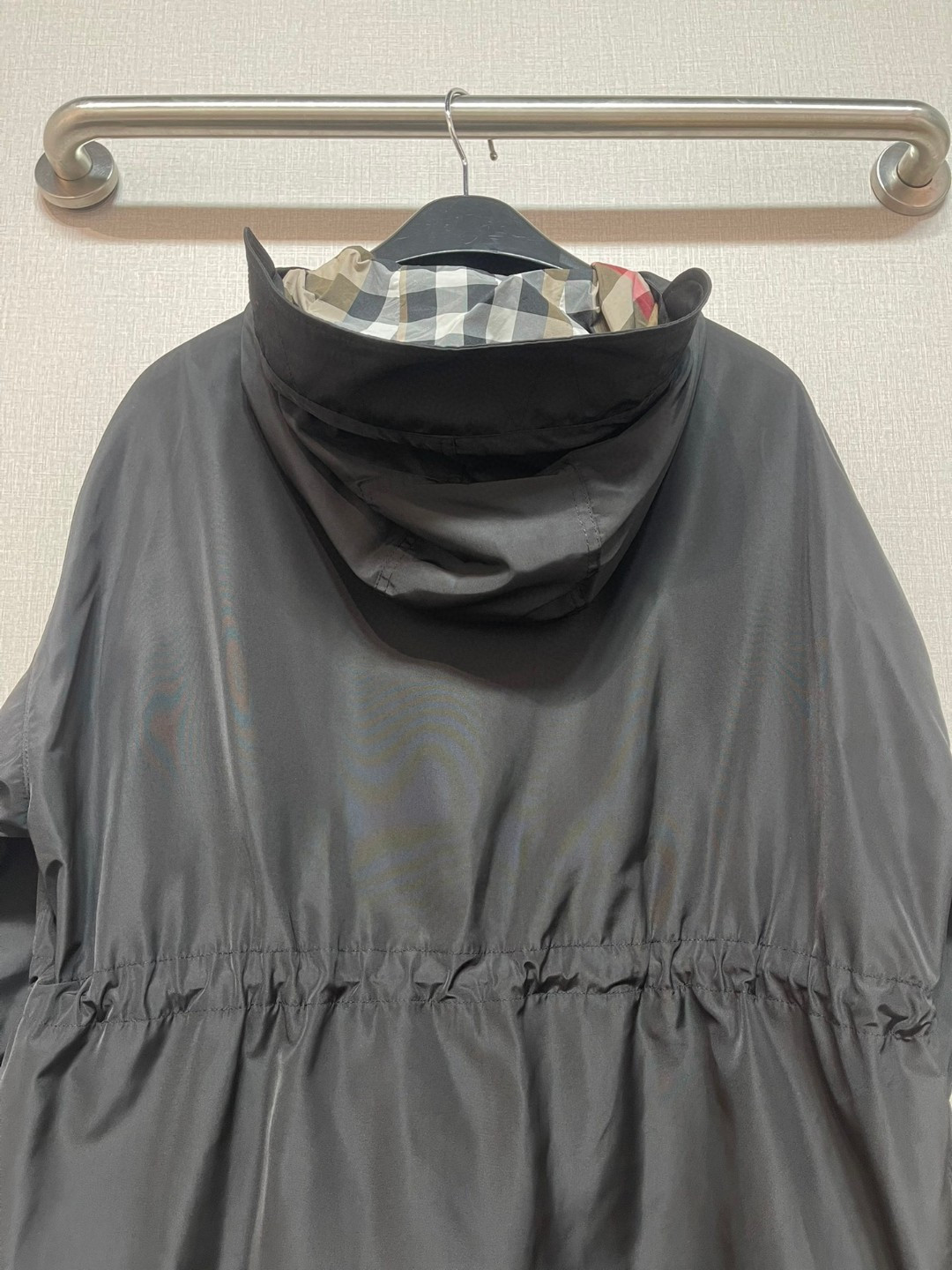 Original Burberry nylon windbreaker with hood and mesh lining. Two colors, sizes S-XXL.-Big cat