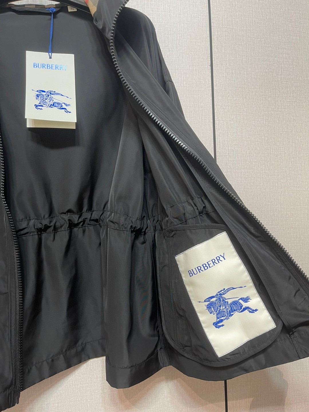 Original Burberry nylon windbreaker with hood and mesh lining. Two colors, sizes S-XXL.-Big cat