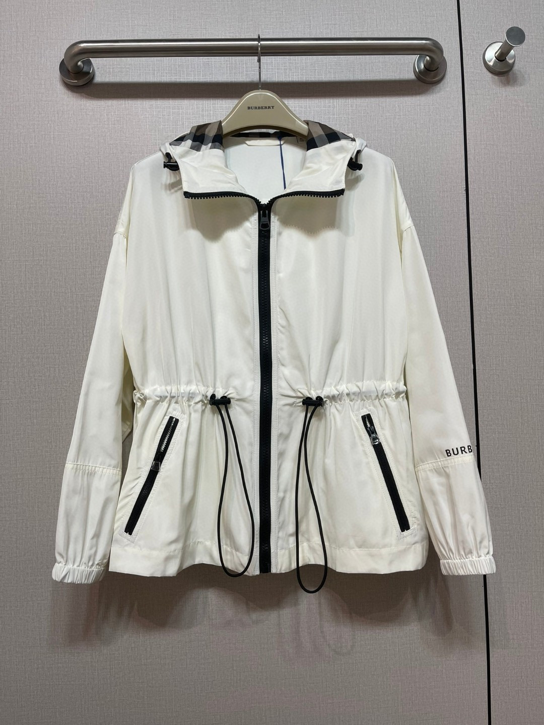 Original Burberry nylon windbreaker with hood, breathable mesh, versatile design. Two colors, sizes S-XXL.-Big cat