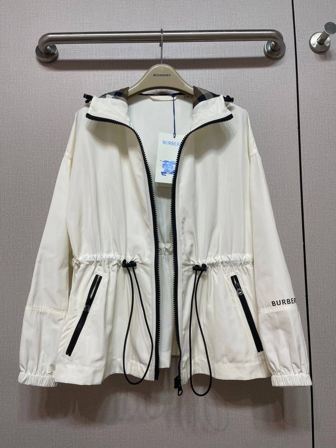 Original Burberry nylon windbreaker with hood, breathable mesh, versatile design. Two colors, sizes S-XXL.-Big cat