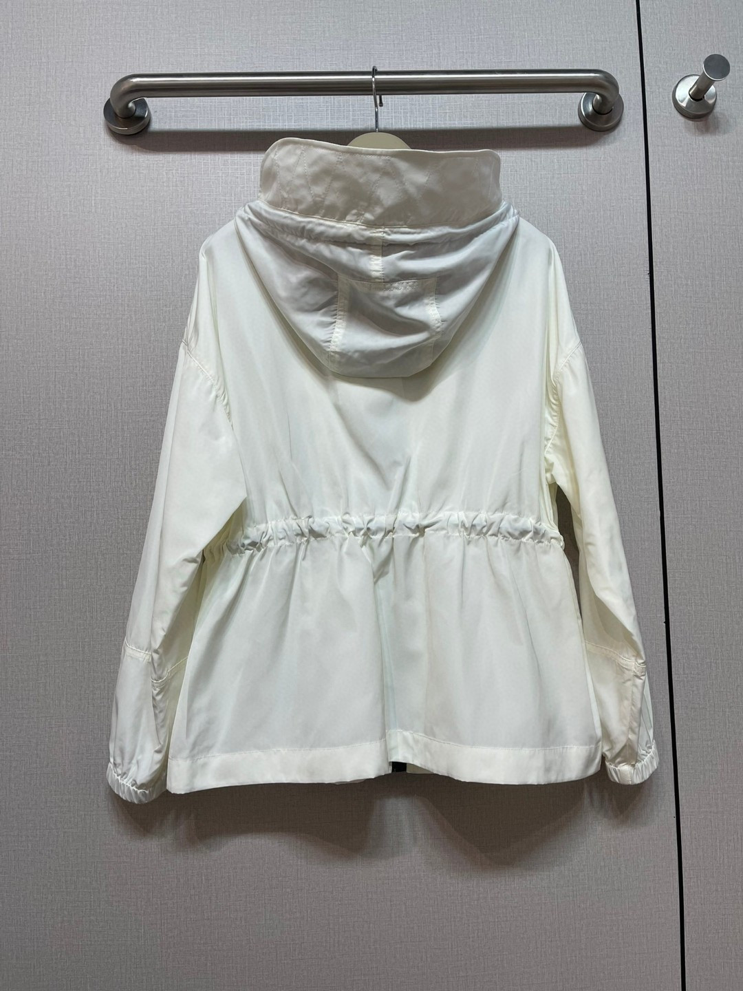 Original Burberry nylon windbreaker with hood, breathable mesh, versatile design. Two colors, sizes S-XXL.-Big cat