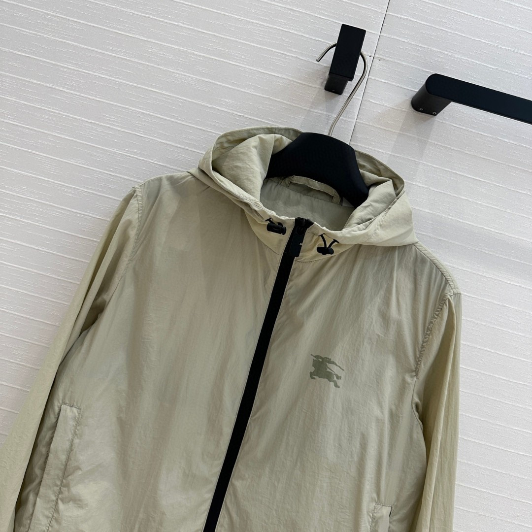 Top Burberry hooded nylon jacket. Regular fit, inspired by vintage archives with EKD logo. Two-way zipper, adjustable hood and hem, side pockets, elastic cuffs. Colors: Black, Apricot. Sizes: S to XXL.-Big cat