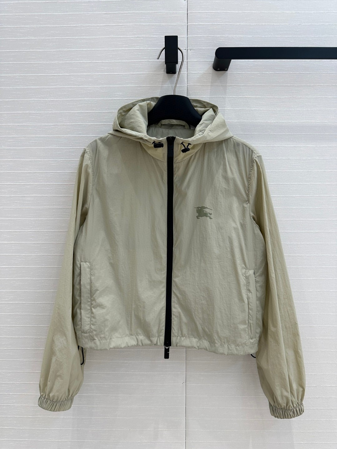 Top Burberry hooded nylon jacket. Regular fit, inspired by vintage archives with EKD logo. Two-way zipper, adjustable hood and hem, side pockets, elastic cuffs. Colors: Black, Apricot. Sizes: S to XXL.-Big cat