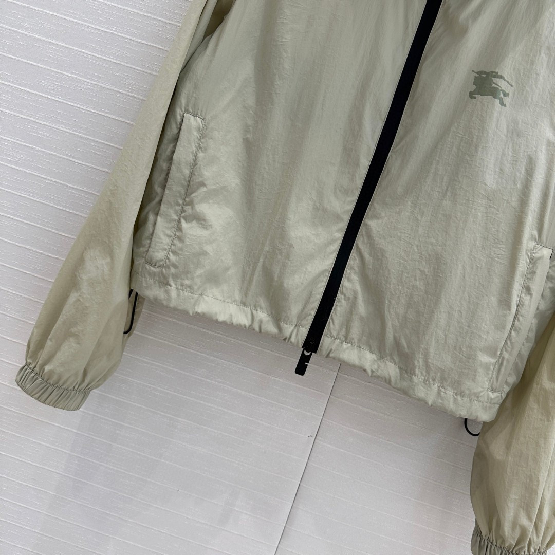 Top Burberry hooded nylon jacket. Regular fit, inspired by vintage archives with EKD logo. Two-way zipper, adjustable hood and hem, side pockets, elastic cuffs. Colors: Black, Apricot. Sizes: S to XXL.-Big cat