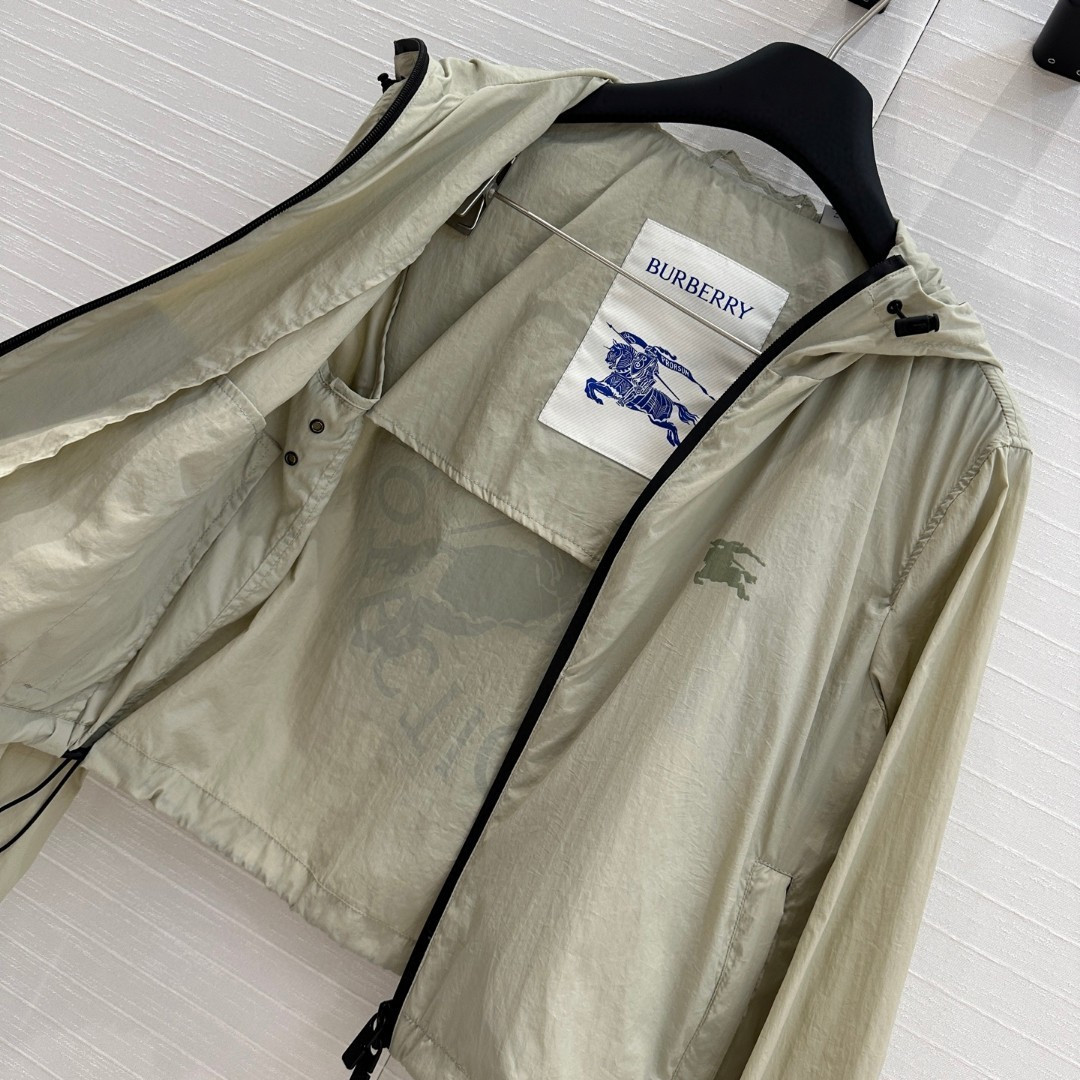 Top Burberry hooded nylon jacket. Regular fit, inspired by vintage archives with EKD logo. Two-way zipper, adjustable hood and hem, side pockets, elastic cuffs. Colors: Black, Apricot. Sizes: S to XXL.-Big cat