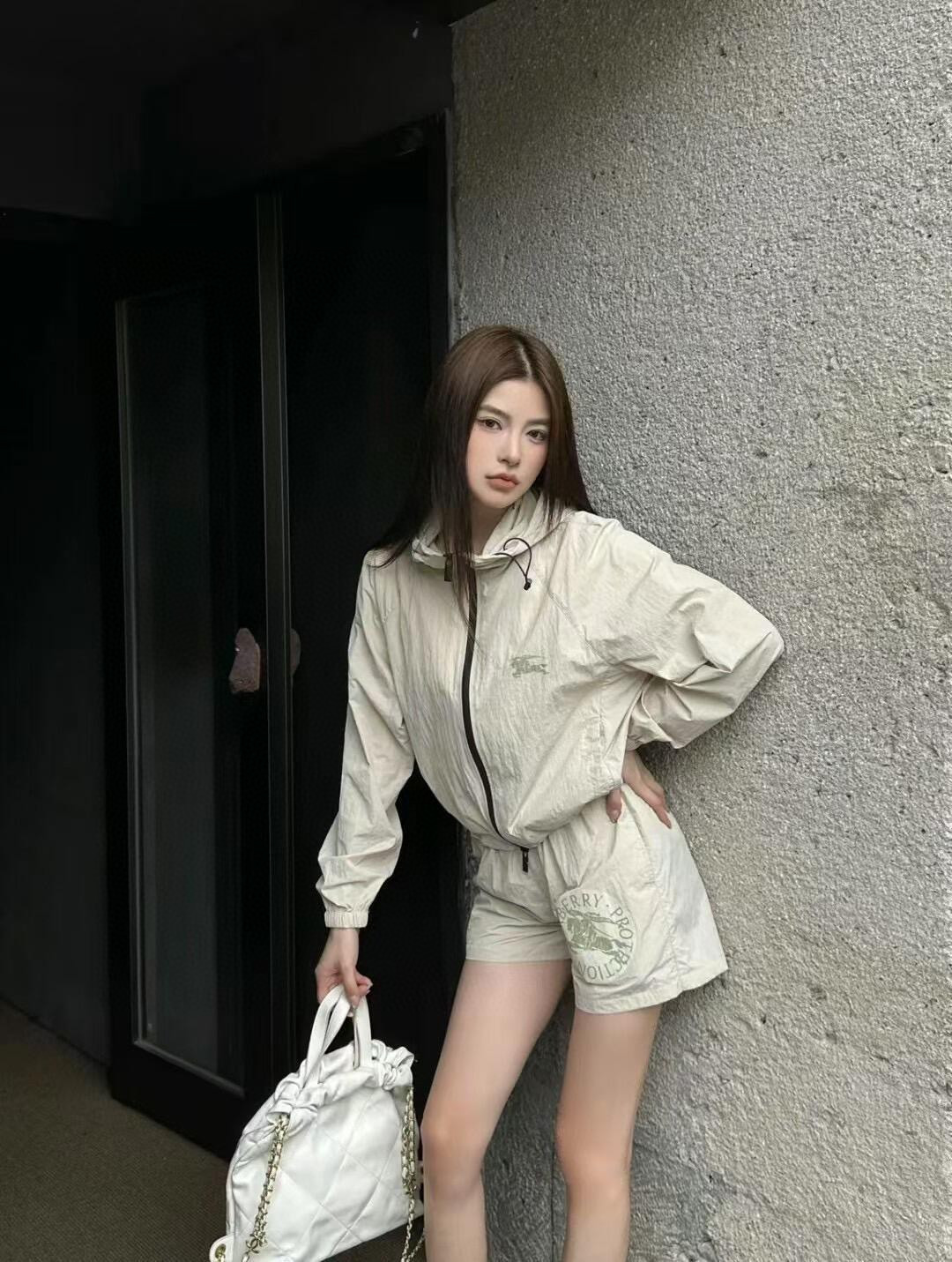 Top Burberry hooded jacket made in Italy. Features EKD logo print, two-way zipper, drawstring hood, side pockets. Colors: Black, Apricot. Sizes: S to XXL.-Big cat