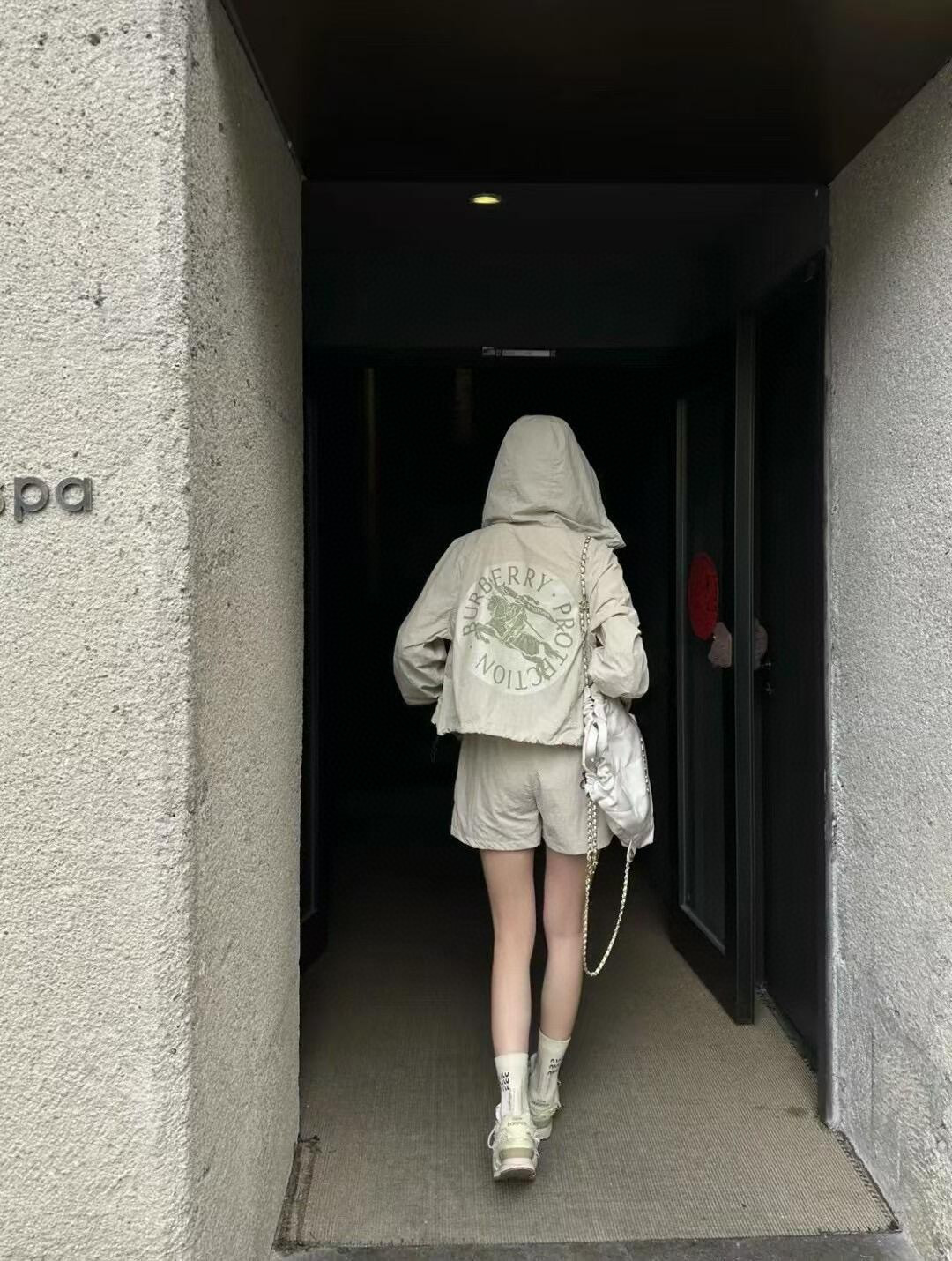 Top Burberry hooded jacket made in Italy. Features EKD logo print, two-way zipper, drawstring hood, side pockets. Colors: Black, Apricot. Sizes: S to XXL.-Big cat