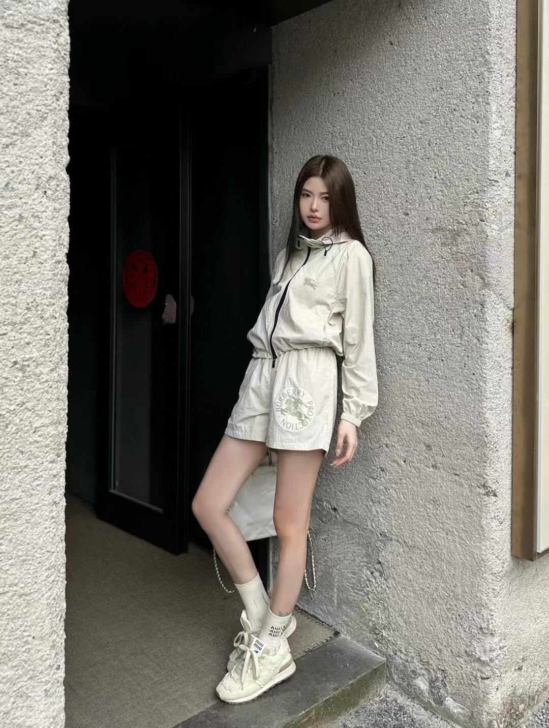 Top Burberry hooded jacket made in Italy. Features EKD logo print, two-way zipper, drawstring hood, side pockets. Colors: Black, Apricot. Sizes: S to XXL.-Big cat