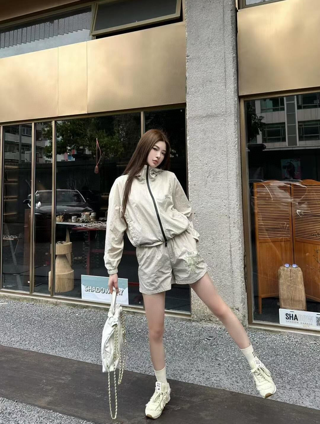 Top Burberry hooded jacket made in Italy. Features EKD logo print, two-way zipper, drawstring hood, side pockets. Colors: Black, Apricot. Sizes: S to XXL.-Big cat