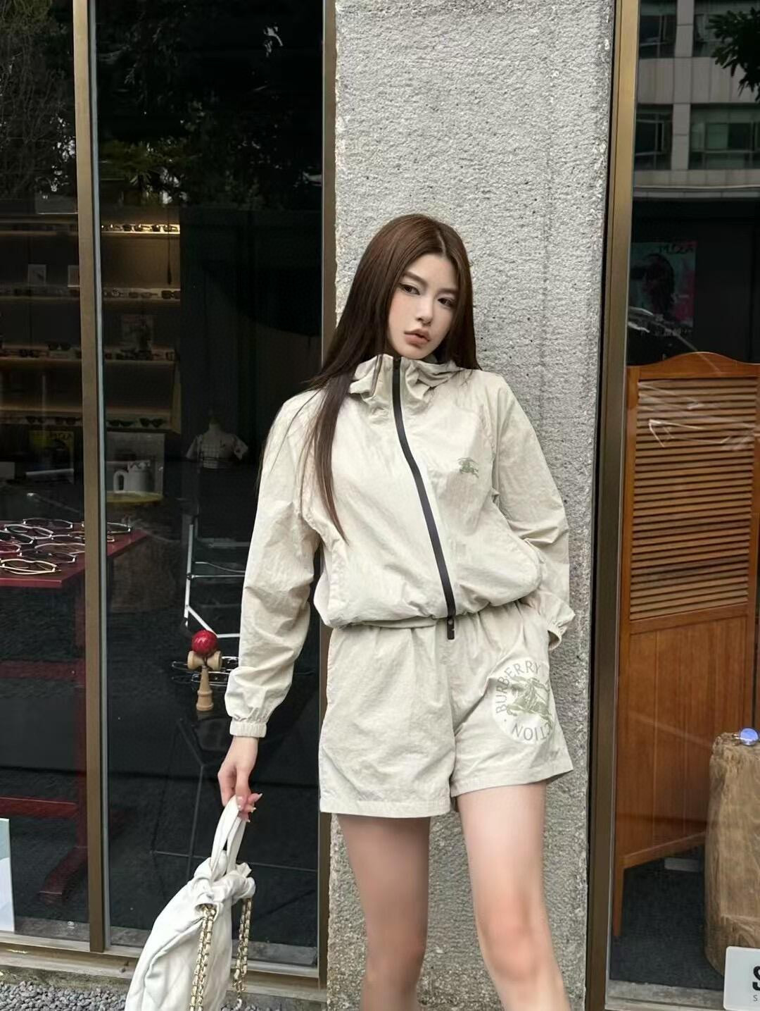 Top Burberry hooded jacket made in Italy. Features EKD logo print, two-way zipper, drawstring hood, side pockets. Colors: Black, Apricot. Sizes: S to XXL.-Big cat