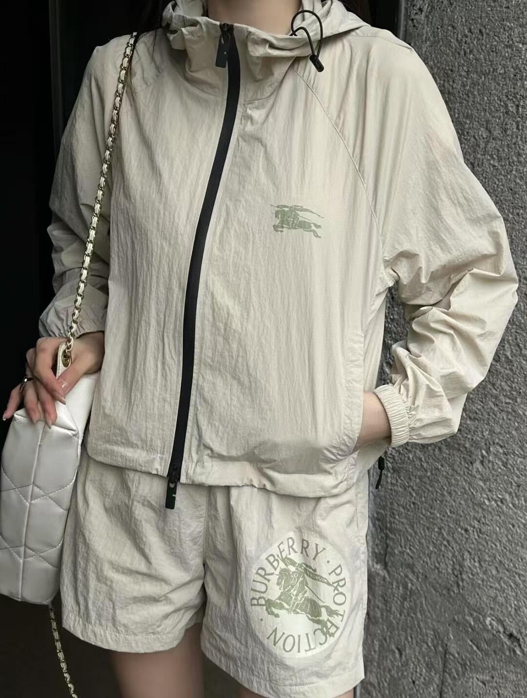 Top Burberry hooded jacket made in Italy. Features EKD logo print, two-way zipper, drawstring hood, side pockets. Colors: Black, Apricot. Sizes: S to XXL.-Big cat