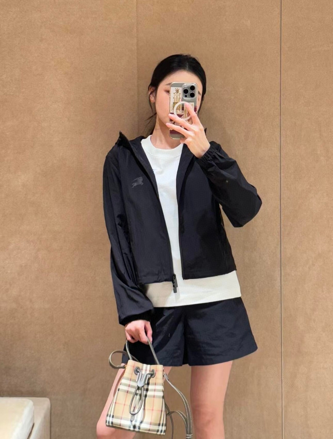 Top Burberry lightweight hooded jacket, made in Italy. Features double zipper, drawstring hood, side pockets, elastic cuffs. Equestrian logo print. Colors: Black, Apricot. Sizes: S to XXL.-Big cat