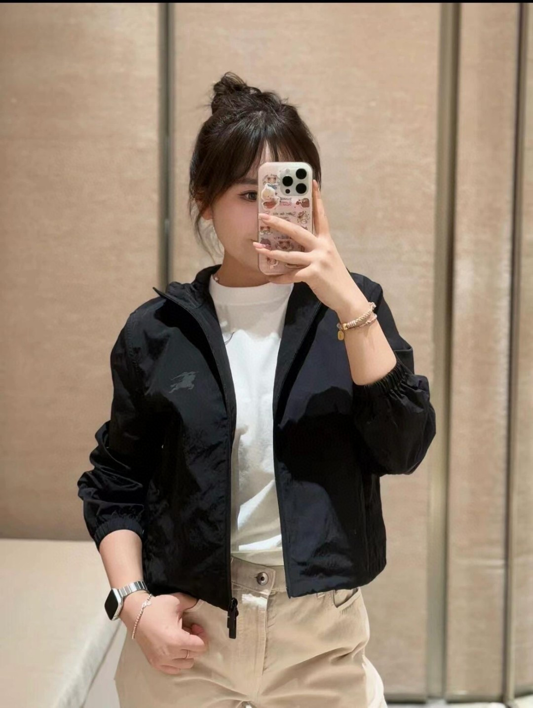 Top Burberry lightweight hooded jacket, made in Italy. Features double zipper, drawstring hood, side pockets, elastic cuffs. Equestrian logo print. Colors: Black, Apricot. Sizes: S to XXL.-Big cat