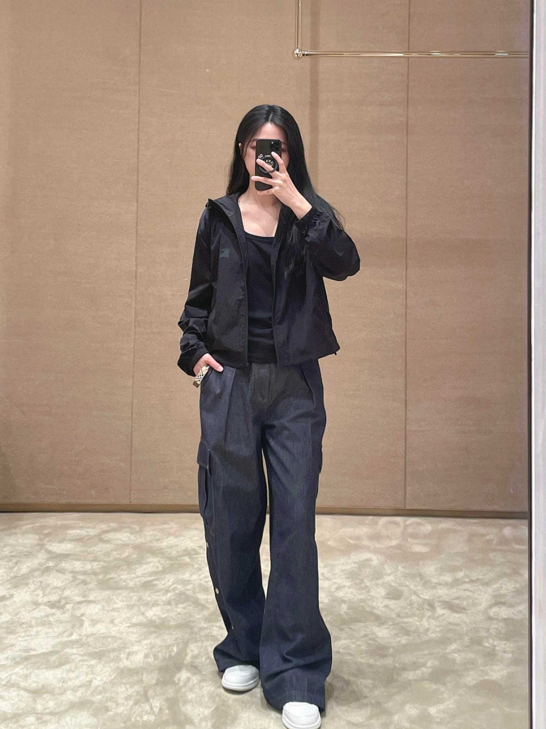 Top Burberry lightweight hooded jacket, made in Italy. Features double zipper, drawstring hood, side pockets, elastic cuffs. Equestrian logo print. Colors: Black, Apricot. Sizes: S to XXL.-Big cat