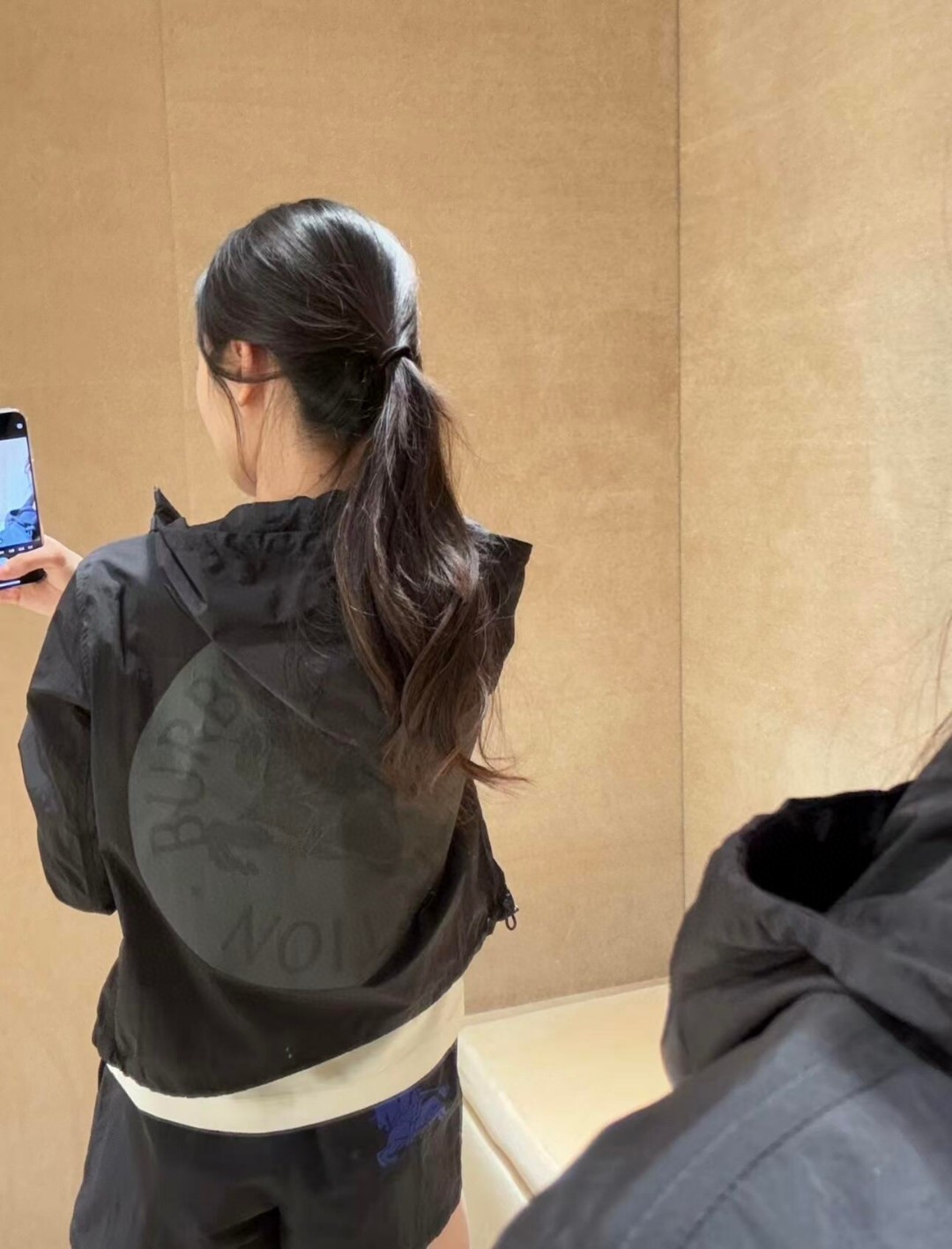 Top Burberry lightweight hooded jacket, made in Italy. Features double zipper, drawstring hood, side pockets, elastic cuffs. Equestrian logo print. Colors: Black, Apricot. Sizes: S to XXL.-Big cat