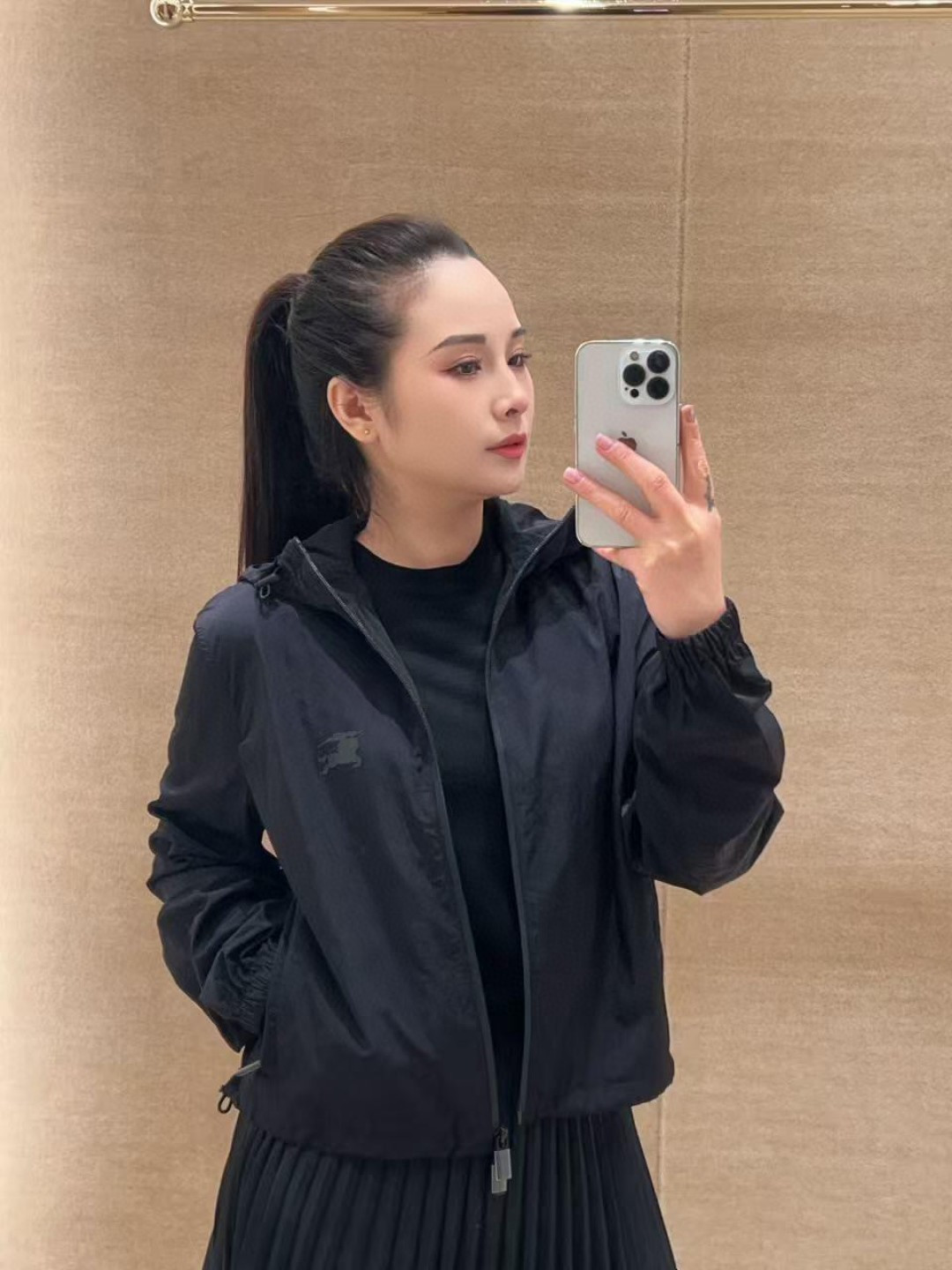 Top Burberry lightweight hooded jacket, made in Italy. Features double zipper, drawstring hood, side pockets, elastic cuffs. Equestrian logo print. Colors: Black, Apricot. Sizes: S to XXL.-Big cat