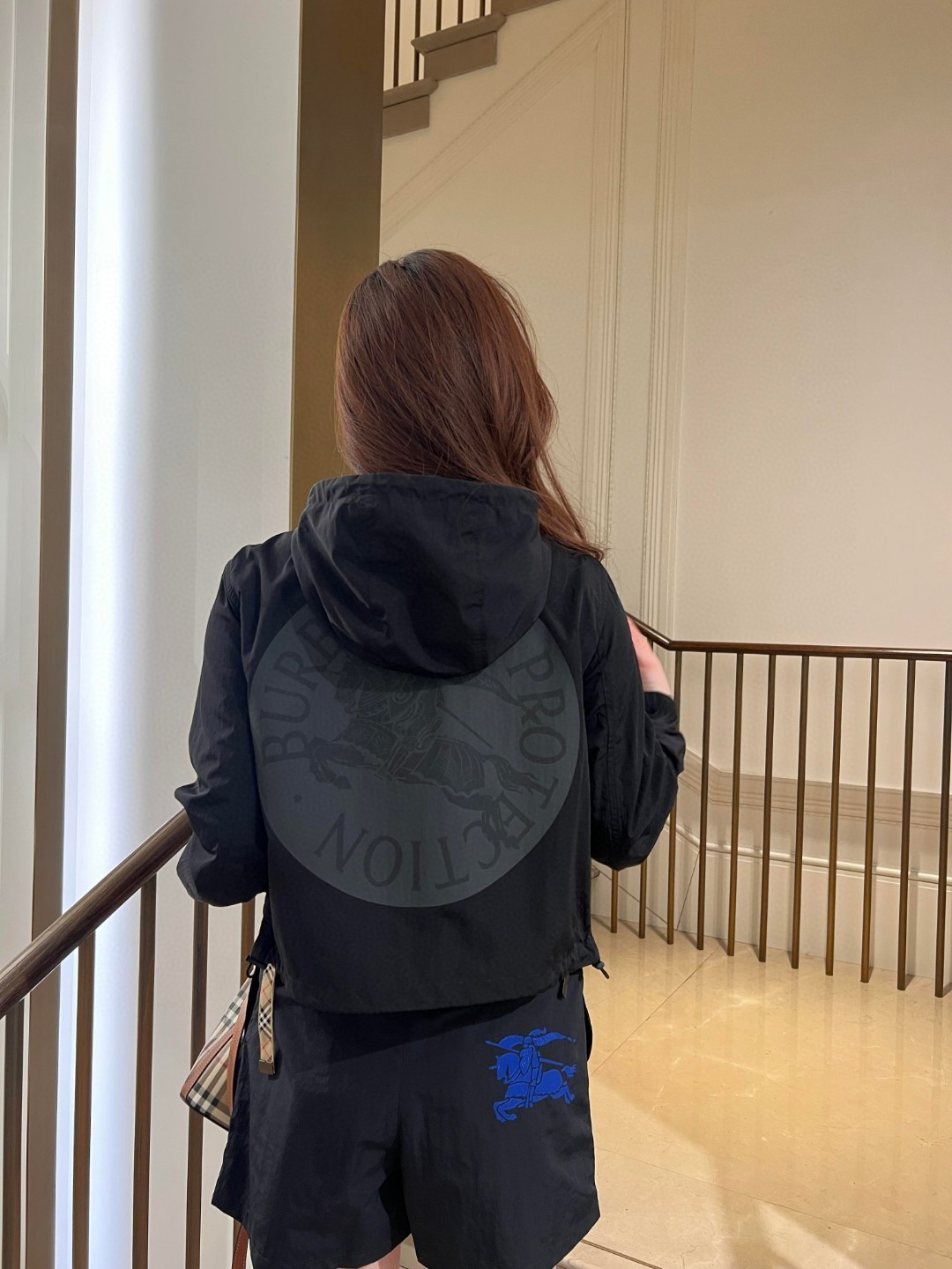 Top Burberry lightweight hooded jacket, made in Italy. Features double zipper, drawstring hood, side pockets, elastic cuffs. Equestrian logo print. Colors: Black, Apricot. Sizes: S to XXL.-Big cat