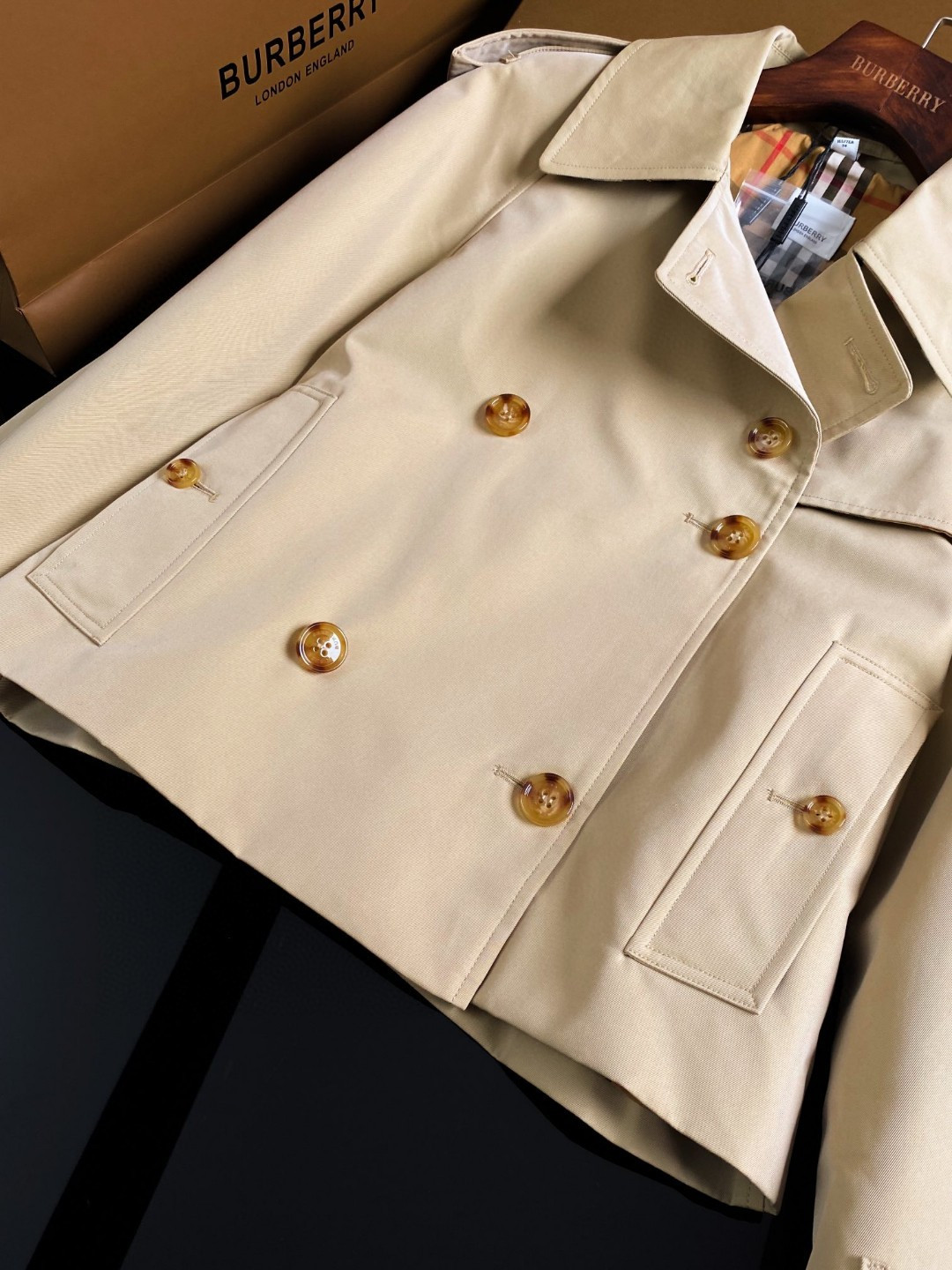 Top BUR short trench coat, York gabardine, waterproof, horn buttons. Classic, versatile, all sizes available. Limited stock.-Big cat