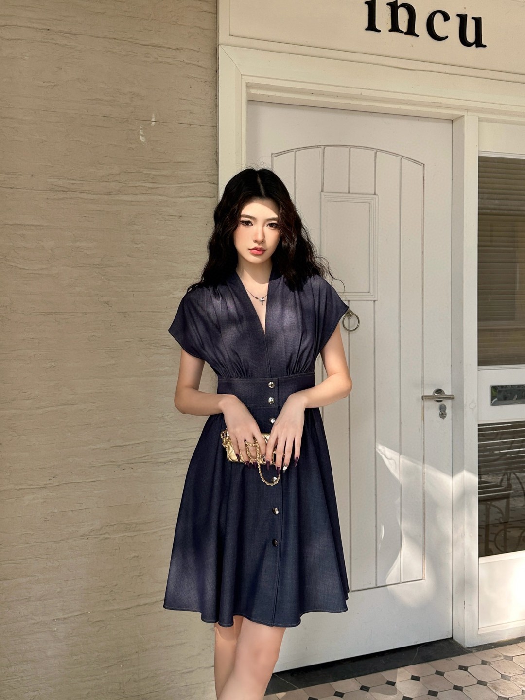 Elegant V-Neck Sleeveless Maxi Dress with Fitted Waist and Custom Buttons 10 cmp a1751297339991 8358