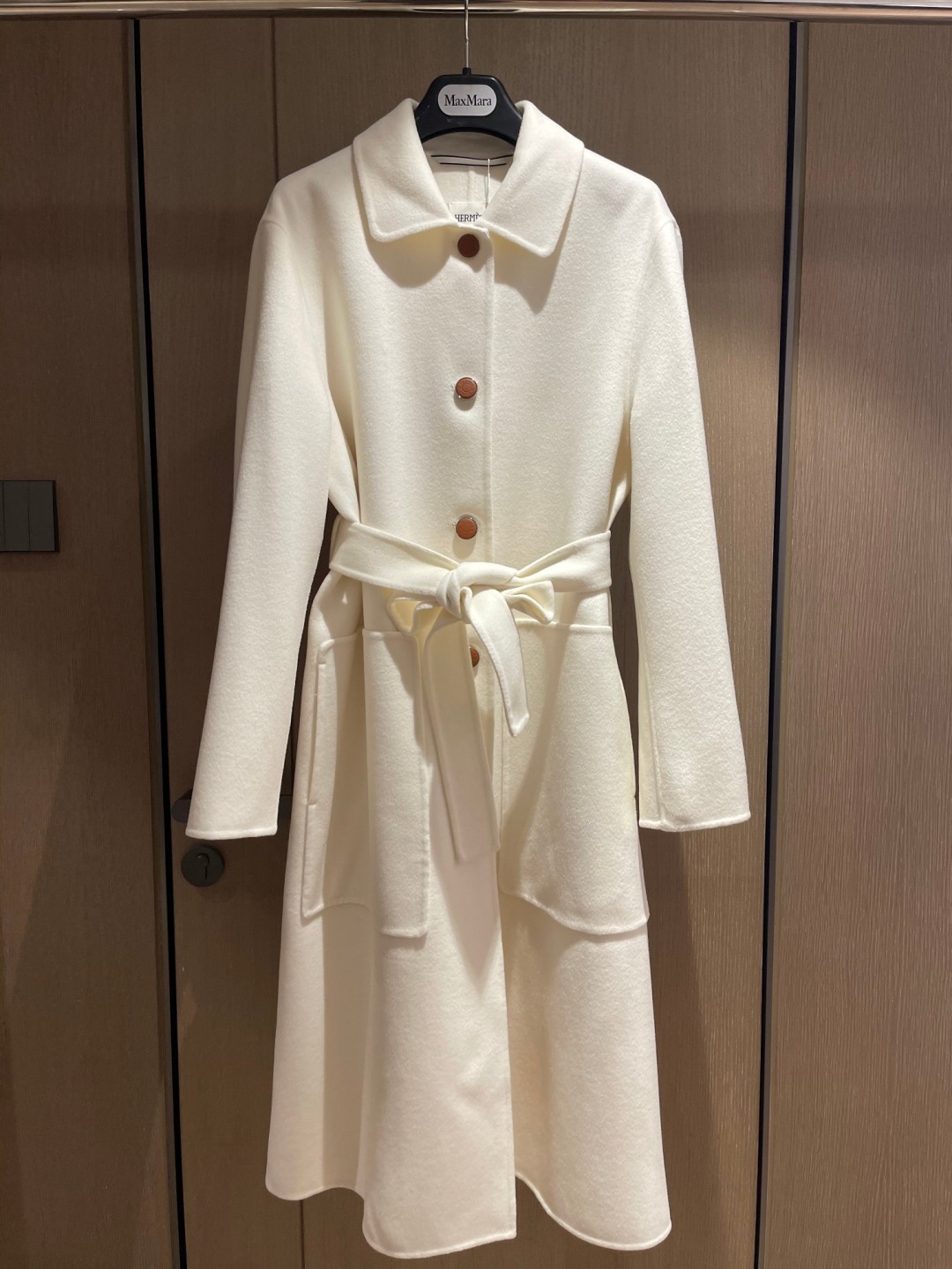 Elegant Wool-Cashmere Blend Coat with Bespoke Buttons & Hand-Stitched Details 9 cmp a1756050389347 4280