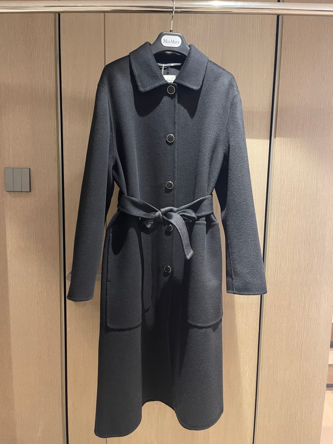Elegant Wool-Cashmere Blend Coat with Bespoke Buttons & Hand-Stitched Details 10 cmp a1756050389347 5677