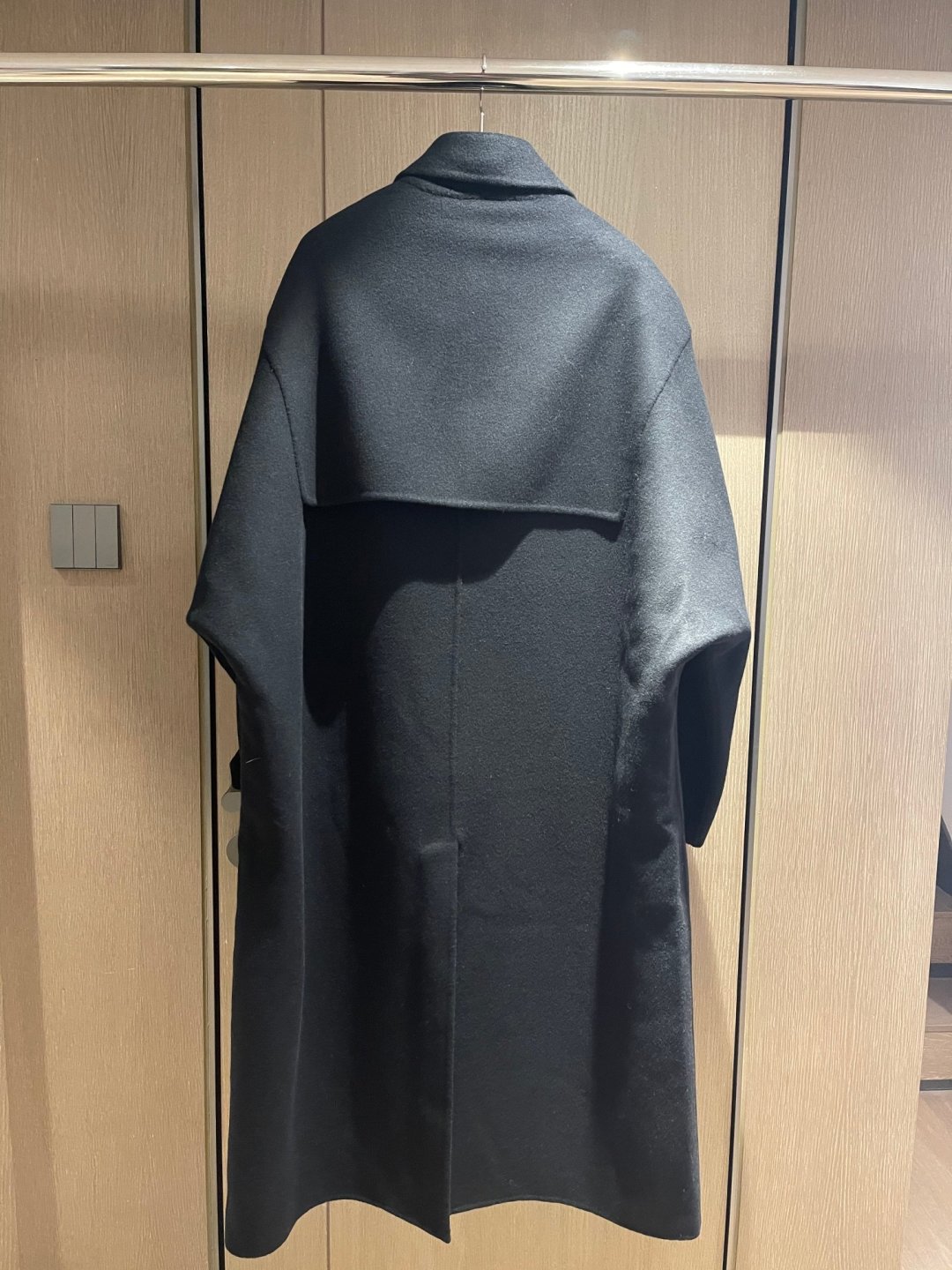 Elegant Oversized Cashmere Coat with Button Detail & Windproof Panel 8 cmp a1758210088713 5856
