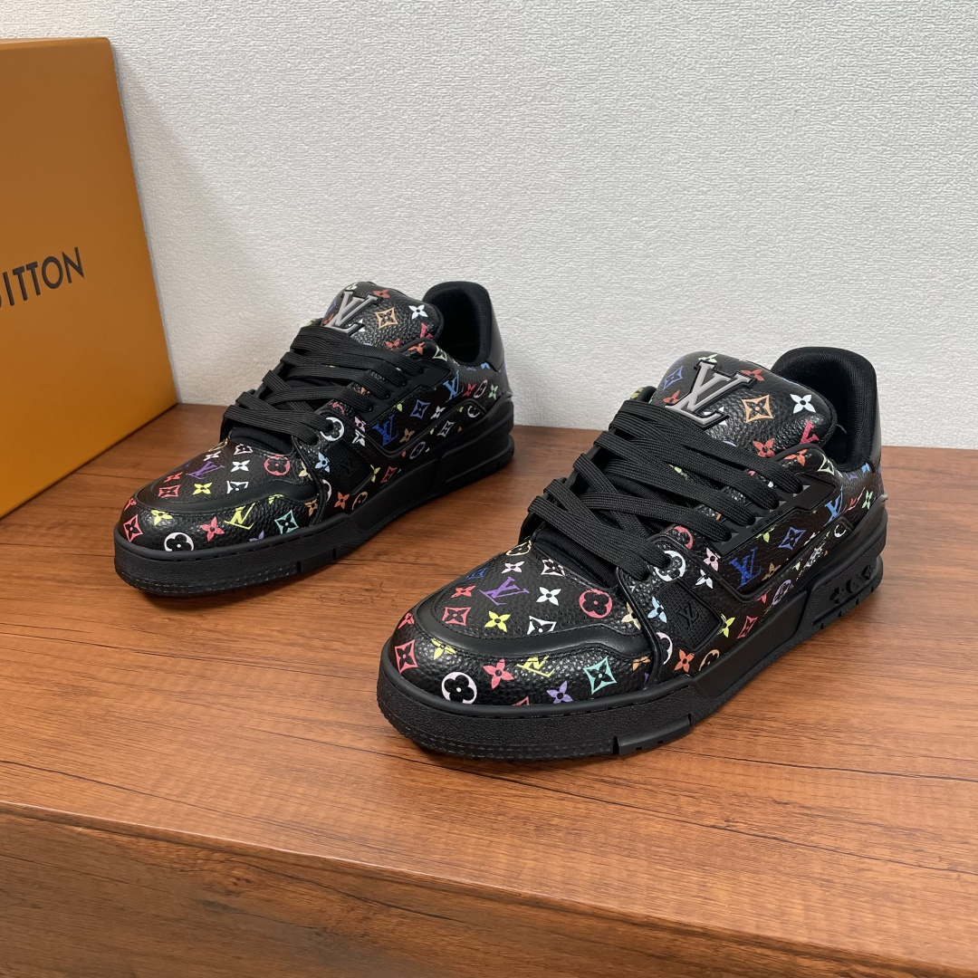 NO:275848,LV x TM LV TRAINER sneakers are from Louis Vuitton x Takashi Murakami joint edition series. This LV Trainer sneakers draw inspiration from the artist Takashi Murakami's vibrant aesthetics. The upper is made of grained cowhide leather and is decorated with colorful Monogram patterns. The handwritten Louis Vuitton logo on the upper interprets retro sports style. The 54 digital print on the rear greets the 1854 founded by the brand. It shows the inspiration of retro basketball shoes. It continues the complex upper, with rubber rubber outsoles continuing the iconic elements. The tongue and side are decorated with LV letters, and the outsole is decorated with Monogram flowers. The standard insole continues the comfort experience. It is equipped with a full set of original boxes!  Number of codes 39-40-41-42-43-44 Standard leather shoe size (38/45 can be customized and does not support return and exchange) Item number 1A43 colorful black,,louis vuitton,louis vuitton,sneakers,cowhide19860909LV x TM LV TRAINER 运动鞋 出自路易威登 x 村上隆联名版系列,本款 LV Trainer 运动鞋向艺术家村上隆的活力美学撷取灵感,鞋面为粒面牛皮革全幅铺陈五彩缤纷 Monogram 图案.鞋面的手写体路易威登标识诠释复古运动风尚,后部 54 数字印花致意品牌创立的 1854 年.展现复古篮球鞋的灵感启发.延续繁复鞋面,注胶橡胶外底延续标志性元素,鞋舌、侧面饰有 LV 字母,外底饰有 Monogram 花卉,标配鞋垫延续舒适体验.配原盒全套包装！ 码数39-40-41-42-43-44 标准皮鞋码（38/45可定做不支持退换货） 货号1A43五彩 黑色,,louis vuitton,louis vuitton,sneakers,cowhide,Men's shoes