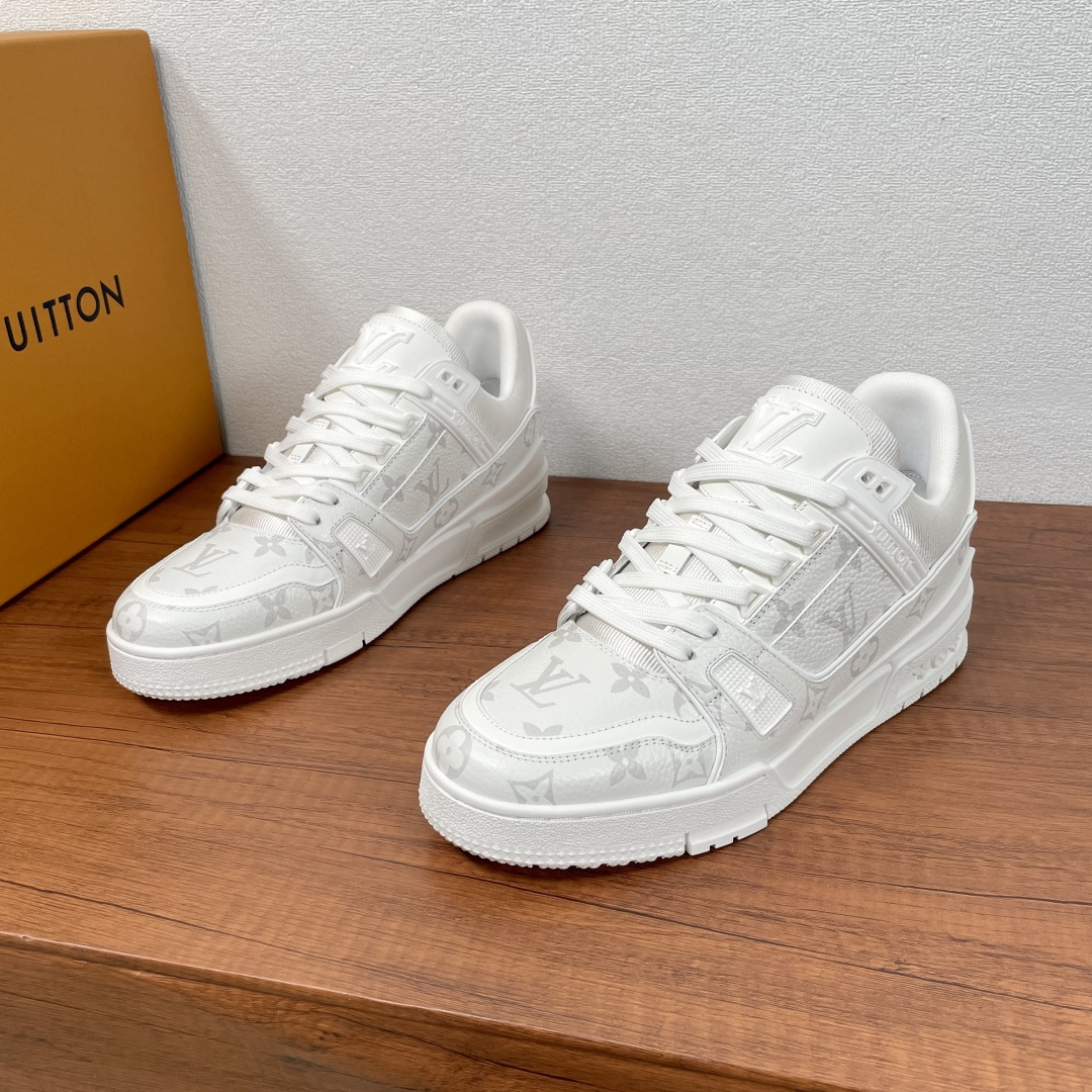NO:275870,LV TRAINER sneakers This LV Trainer sneakers are partially laid out with Monogram printed patterns on grained cowhide leather, which use complex uppers and rubber logos to indicate the identity of the series. The original configuration is from Virgil Abloh, showing the inspiration of retro basketball shoes. It continues the complex uppers, and the rubber outsole continues the iconic elements. The tongue, side and heel are decorated with LV letters, and the outsole is decorated with Monogram flowers. The standard insole continues the comfort experience. It is equipped with a full set of original boxes!  Code number 39-40-41-42-43-44 Standard leather shoe size (38/45 can be customized and does not support return and exchange) Item number 0159 grain printing White,,louis vuitton,sneakers,cowhide19860909LV TRAINER 运动鞋 本款 LV Trainer 运动鞋为粒面牛皮革局部铺陈 Monogram 印花图案,以繁复鞋面和橡胶标识点明系列身份.原版构型出自 Virgil Abloh 之手,展现复古篮球鞋的灵感启发.延续繁复鞋面,注胶橡胶外底延续标志性元素,鞋舌、侧面及后跟饰有 LV 字母,外底饰有 Monogram 花卉,标配鞋垫延续舒适体验.配原盒全套包装！ 码数39-40-41-42-43-44 标准皮鞋码（38/45可定做不支持退换货） 货号0159粒面印花 白色,,louis vuitton,sneakers,cowhide,Men's shoes