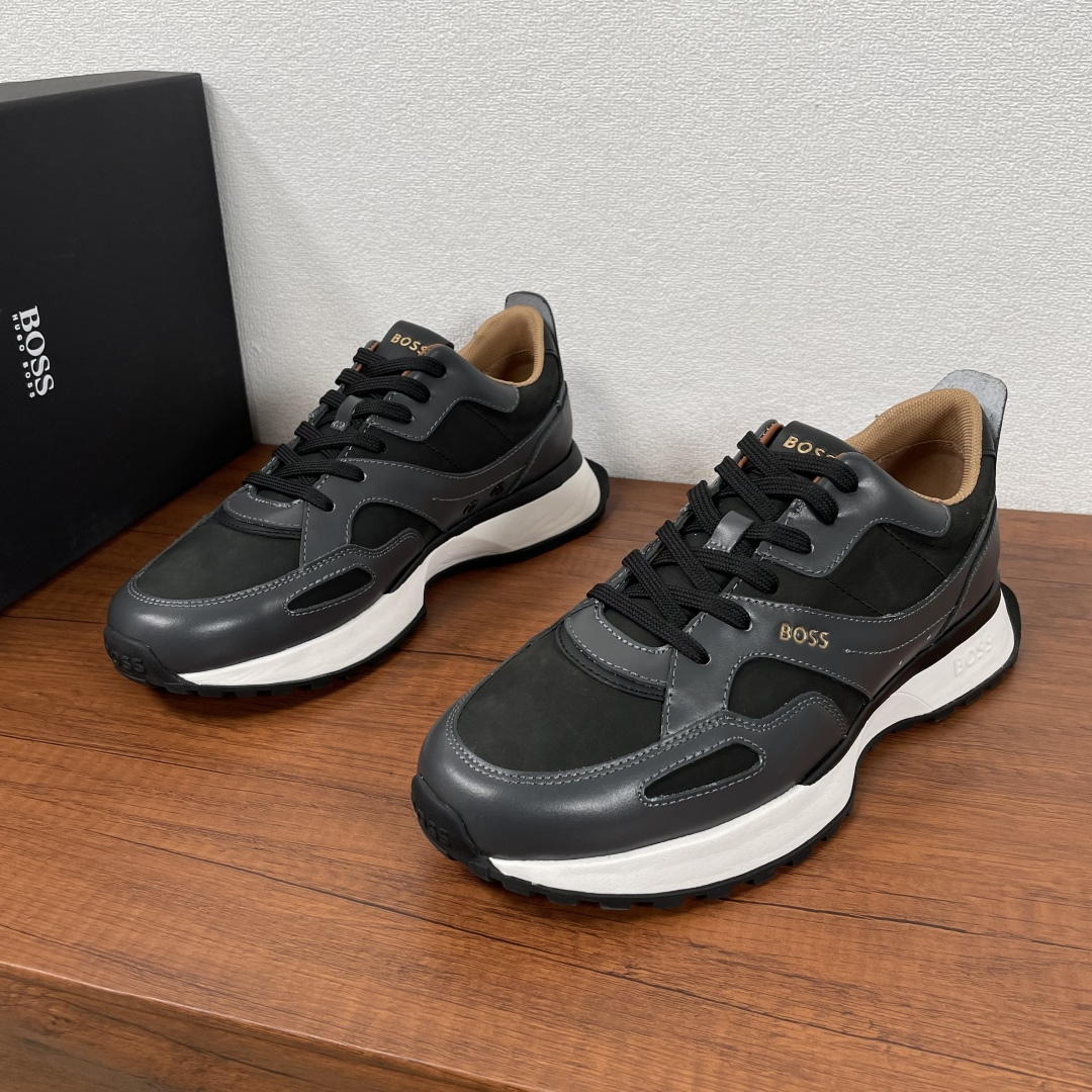 NO:588866,Code YS004352 BOSS men's new leather low-top casual sports shoes  Top-quality BOSS lace-up casual sneakers produced in Dongguan, made of smooth calfskin and matte cowhide upper, with breathable metal mesh on the inside and perforated details on the outside, light, comfortable and breathable, classic sports style, with rubber foam midsole and EVA outsole, brand logo on the heel, outside and tongue, fabric lining and foot pads, soft, comfortable and breathable upper foot, comes with original box packaging dust bag!  Code number 39-40-41-42-43-44 Standard leather shoe code Item number 6057270 leather black and gray, sneakers, cowhide19860909编码YS004352 BOSS 男士新款皮革低帮休闲运动鞋 莞产顶级高品,BOSS系带休闲运动鞋,采用光滑小牛皮接接雾面牛皮鞋面,内侧饰有透气金属网孔,外侧开孔细节,轻盈舒适透气,经典运动风格,搭配橡胶发泡中底和EVA外底,后跟、外侧和鞋舌饰有品牌logo标识,织物内里及垫脚,上脚柔软舒适透气,配原盒包装防尘袋！ 码数39-40-41-42-43-44 标准皮鞋码 货号6057270拼皮 黑灰,,sneakers,cowhide,Men's shoes