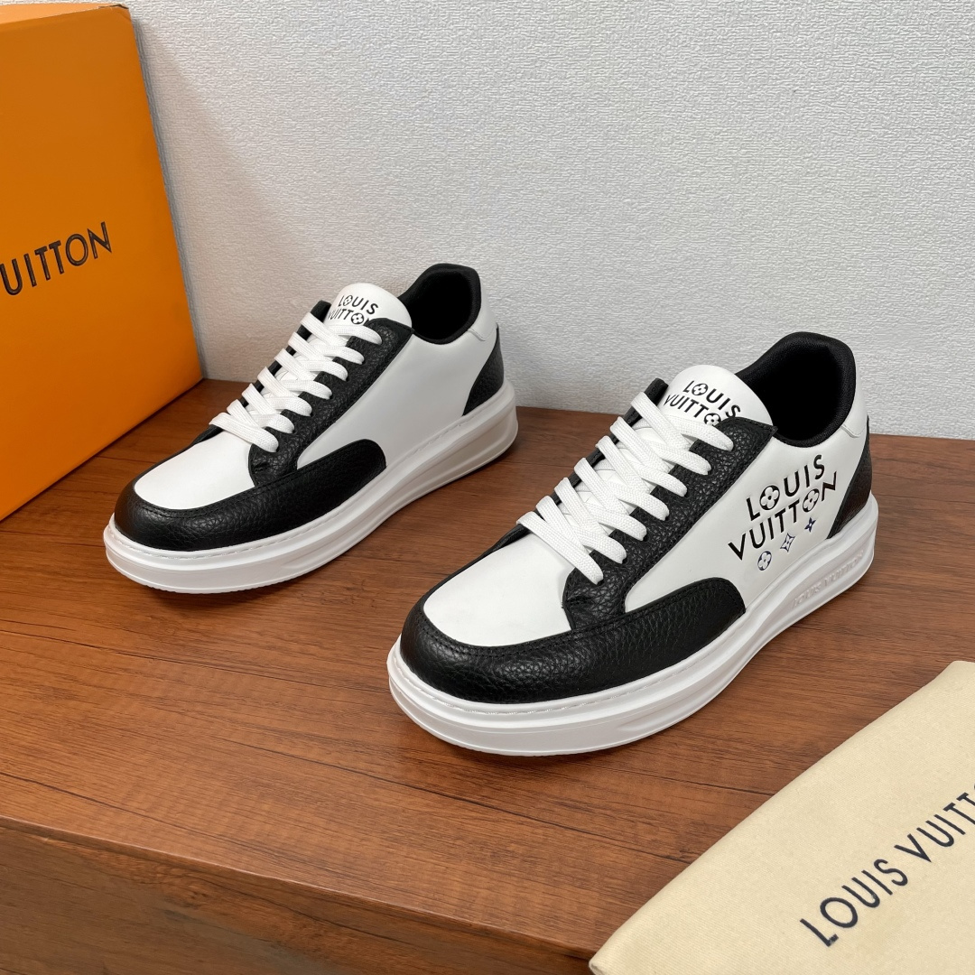 NO:270681,Donkey Rivoli men's sneakers are shipped. This Rivoli sneakers are creatively welcomed the new season. The upper is spliced ​​with grained calfskin and smooth calfskin. The Louis Vuitton brand logo and logo Monogram flowers are placed on one side. The tongue and heel are decorated with logo letters, and are matched with rubber outsole. Comfortable and durable, versatile style, wearable all seasons, exuding a fashionable charm. With the original box packaging!  Number of codes 39-40-41-42-43-44 Standard leather shoe size Article number L1658 White and black, louis vuitton,louis vuitton,louis vuitton,sneakers,cowhide19860909驴家 Rivoli男士运动鞋出货 此款Rivoli 运动鞋创意迎接新季,鞋面为粒面小牛皮和光滑小牛皮拼接,将路易威登品牌logo和标识性Monogram 花卉置于一侧,鞋舌及后跟饰有logo字母,搭配橡胶外底.舒适耐穿,百搭款式 ,四季可穿,散发出时尚韵味.配原盒包装！ 码数39-40-41-42-43-44 标准皮鞋码 货号L1658 白黑,,louis vuitton,louis vuitton,louis vuitton,sneakers,cowhide,Men's shoes