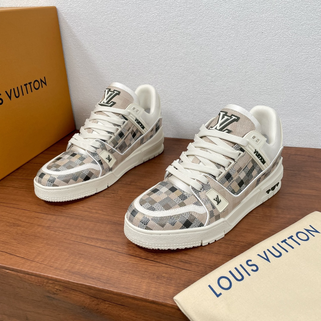 NO:275876,New LV TRAINER Men's Sports Shoes Shipping This LV Trainer sneakers draw inspiration from Damier canvas and depict camouflage-like Damoflage patterns for grained cowhide leather, welcoming the arrival of the Lunar New Year with vitality. The classic configuration refers to the design of retro basketball shoes, and the complex upper is sewn from dozens of parts. The rubberized rubber outsole continues the iconic elements. The tongue and heel are decorated with LV letters, and the sides are decorated with LV and VUITTON logos. The standard LV insole continues the comfort experience. With the complete packaging of the original box!  Code number 39-40-41-42-43-44 Standard leather shoe size (38/45 can be customized and does not support return and exchange) Item number 0159 Camouflage, louis vuitton,sneakers,cowhide19860909新款LV TRAINER 男士运动鞋出货 本款 LV Trainer 运动鞋从 Damier 帆布汲取灵感,为粒面牛皮革描绘迷彩般的 Damoflage 图案,以盎然活力迎接农历新年的到来.经典构型援引复古篮球鞋的设计,繁复鞋面由数十个部件缝制而成.注胶橡胶外底延续标志性元素,鞋舌及后跟饰有LV字母,侧面饰有LV和VUITTON徽标,标配lv鞋垫延续舒适体验.配原盒全套包装！ 码数39-40-41-42-43-44 标准皮鞋码（38/45可定做不支持退换货） 货号0159迷彩,,louis vuitton,sneakers,cowhide,Men's shoes