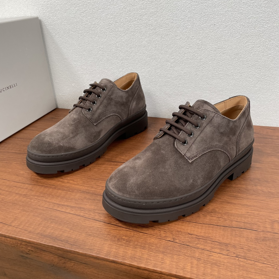 NO:272729,Code Brunello Cucinelli BC 2025ss new men's suede leather derby shoes This suede derby shoes are made of suede cowhide leather fabric, with the brand logo logo on the tongue, paired with this dyed calf leather inner lining, silk-print gold-label cowhide feet, no fading or stuffy feet, full of three-dimensionality and skin-friendly feeling!  Paired with high-density integrated molding, anti-slip and wear-resistant rubber sole, the luxury instantly bursts out!  Fitted with original box packaging storage bag!  Size 39-40-41-42-43-44 Standard leather shoes size Article number 9674 Derby shoes Clay color, brunello cucinelli,cowhide19860909编码 Brunello Cucinelli BC 2025ss新款男士绒面皮革德比鞋 此款绒面德比鞋鞋采用绒面牛皮革面料制成,鞋舌饰有品牌logo徽标,搭配本染小牛皮内里,丝印金标牛皮垫脚,不掉色不闷脚,立体感和亲肤感十足！搭配高密度一体成型防滑耐磨橡胶鞋底,奢华度瞬间爆棚！配原盒包装收纳袋！ 码数39-40-41-42-43-44 标准皮鞋尺码 货号9674德比鞋 咖色,,brunello cucinelli,cowhide,Men's shoes