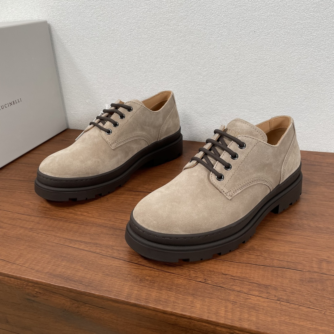 NO:272732,Code Brunello Cucinelli BC 2025ss new men's suede leather derby shoes This suede derby shoes are made of suede cowhide leather fabric, with the brand logo logo on the tongue, paired with this dyed calf leather inner lining, silk-print gold-label cowhide feet, no fading or stuffy feet, full of three-dimensionality and skin-friendly feeling!  Paired with high-density integrated molding, anti-slip and wear-resistant rubber sole, the luxury instantly bursts out!  Fitted with original box packaging storage bag!  Size 39-40-41-42-43-44 Standard leather shoes size Article number 9674 Derby shoes Khaki, brunello cucinelli,cowhide19860909编码 Brunello Cucinelli BC 2025ss新款男士绒面皮革德比鞋 此款绒面德比鞋鞋采用绒面牛皮革面料制成,鞋舌饰有品牌logo徽标,搭配本染小牛皮内里,丝印金标牛皮垫脚,不掉色不闷脚,立体感和亲肤感十足！搭配高密度一体成型防滑耐磨橡胶鞋底,奢华度瞬间爆棚！配原盒包装收纳袋！ 码数39-40-41-42-43-44 标准皮鞋尺码 货号9674德比鞋 卡其,,brunello cucinelli,cowhide,Men's shoes