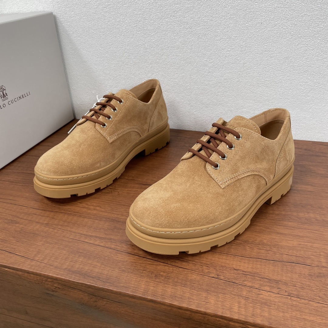 NO:272706,Code Brunello Cucinelli BC 2025ss new men's suede leather derby shoes This suede derby shoes are made of suede cowhide leather fabric, with the brand logo logo on the tongue, paired with this dyed calf leather inner lining, silk-print gold-label cowhide feet, no fading or stuffy feet, full of three-dimensionality and skin-friendly feeling!  Paired with high-density integrated molding, anti-slip and wear-resistant rubber sole, the luxury instantly bursts out!  Fitted with original box packaging storage bag!  Size 39-40-41-42-43-44 Standard leather shoe size Article number 9674 Derby shoes Brown, brunello cucinelli,cowhide19860909编码 Brunello Cucinelli BC 2025ss新款男士绒面皮革德比鞋 此款绒面德比鞋鞋采用绒面牛皮革面料制成,鞋舌饰有品牌logo徽标,搭配本染小牛皮内里,丝印金标牛皮垫脚,不掉色不闷脚,立体感和亲肤感十足！搭配高密度一体成型防滑耐磨橡胶鞋底,奢华度瞬间爆棚！配原盒包装收纳袋！ 码数39-40-41-42-43-44 标准皮鞋尺码 货号9674德比鞋 棕色,,brunello cucinelli,cowhide,Men's shoes