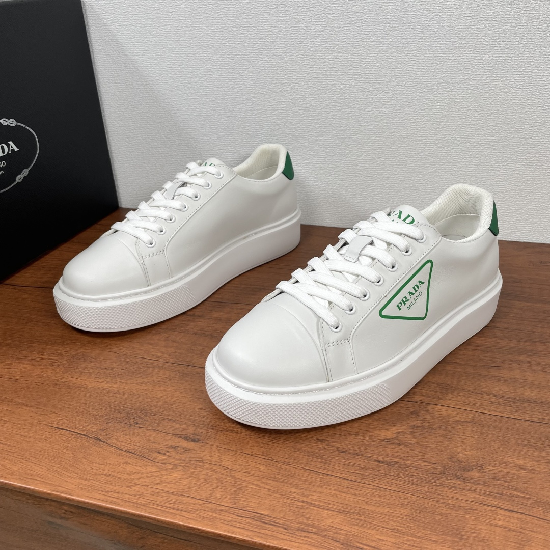 NO:346281,PRADA/Prada New leather sports and casual shoes Since the 1990s, the glossy leather used for traditional exquisite shoes has been re-interpreted by the Prada series to create a modern and simple design. Such sneakers reflect the brand's binary characteristics through a mix and match style. They use calfskin uppers, with classic P-branded triangle logo on the outside, Prada letter brand logo on the tongue and heel, cotton inner cowhide foot pads, and striped rubber sole, which makes the foot light and comfortable to look good!  With a full set of original box packaging, it comes with a free dust bag!  Number of codes 38-39-40-41-42-43-44 Leather shoe size Article number 2EE701-1 White and green, Prada, Prada, Sneakers, cowhide19860909PRADA/普拉达 新款皮革运动休闲鞋 自90年代起,惯用于传统精美鞋履的亮面皮革经Prada系列重释,打造现代简约设计,诸如此款运动鞋,藉由混搭风格映现品牌的二元特性.采用小牛皮鞋面,外侧饰有经典P家三角徽标,鞋舌及后跟饰有Prada字母品牌徽标,棉内里牛皮垫脚,搭配条纹橡胶大底,上脚轻便舒适耐看！配全套原盒包装附赠防尘袋！ 码数38-39-40-41-42-43-44 皮鞋码 货号2EE701-1 白绿,,prada,prada,sneakers,cowhide,Men's shoes