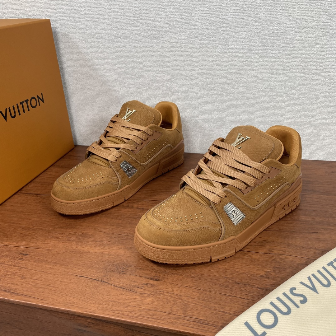 NO:271912,Coded New LV TRAINER Men's Sports Shoes Shipping This LV Trainer sneakers are decorated with plain cowhide leather uppers and riveted Louis Vuitton logos on the side, which complement the Western-style Vuitton logos on the rear. The original configuration is from Virgil Abloh, showing the inspiration of retro basketball shoes. The complex upper is continued, and the rubber outsole continues the iconic elements. The tongue and side are decorated with LV letters, the Vuitton logos on the back are decorated with Monogram flowers, and the handwritten Louis Vuitton logos on the sides are decorated with standard insoles to continue the comfort experience. With the complete packaging of the original box!  Number of codes 39-40-41-42-43-44 Standard leather shoe size (38/45 can be customized and does not support return and exchange) Item number 1A43 rivets brown,,louis vuitton,louis vuitton,sneakers,cowhide19860909编码 新款LV TRAINER 男士运动鞋出货 本款 LV Trainer 运动鞋为素面牛皮革鞋面点缀铆钉装饰,侧面点缀手写体路易威登标识,与后部西部风格的 Vuitton 标识相映成趣.原版构型出自 Virgil Abloh 之手,展现复古篮球鞋的灵感启发.延续繁复鞋面,注胶橡胶外底延续标志性元素,鞋舌和侧面饰有 LV 字母,后部饰有 Vuitton 标识,外底饰有 Monogram 花卉,侧面饰有手写体路易威登标识,标配鞋垫延续舒适体验.配原盒全套包装！ 码数39-40-41-42-43-44 标准皮鞋码（38/45可定做不支持退换货） 货号1A43铆钉 棕色,,louis vuitton,louis vuitton,sneakers,cowhide,Men's shoes