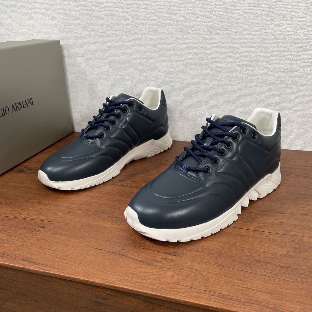 NO:271891,Code o Giorgio Armani Men's new leather casual sports arrival This model offers original design, using imported Napa cowhide upper, super soft, comfortable and breathable, novel styles and full of vitality, creating a modern high-tech shape, making it an ideal shoe for urban life. It is equipped with metal enamel eyes and round shoelaces, cowhide inner lining and embossed logo foot pads, anti-slip, wear-resistant and high-elastic IP rubber outsole is durable, ensuring support and stability, and wearing comfortably. It has outstanding friction, shock absorption and moderate support, excellent performance, worth having!  With original box packaging dust bag!  Number of codes 39-40-41-42-43-44 Standard leather shoe size Article number X2X141 Blue, Armani,armani,cowhide19860909编码o Giorgio Armani/阿玛尼 男士新款皮革休闲运动到货 这款提供原创设计,采用进口纳帕牛皮鞋面,超级柔软舒适透气,款式新颖,活力十足,打造出富有现代气息的高科技造型,是都市生活的理想鞋履.配有金属珐琅鞋眼及圆形鞋带,牛皮内里及压纹徽标脚垫,防滑耐磨高弹IP橡胶大底经久耐穿,确保支撑力与稳定性,穿着舒适不凡.具备出众的摩擦力、减震效果和适度支撑,性能优异,值得拥有！配原盒包装防尘袋！ 码数39-40-41-42-43-44 标准皮鞋码 货号X2X141 蓝色,,armani,armani,cowhide,Men's shoes