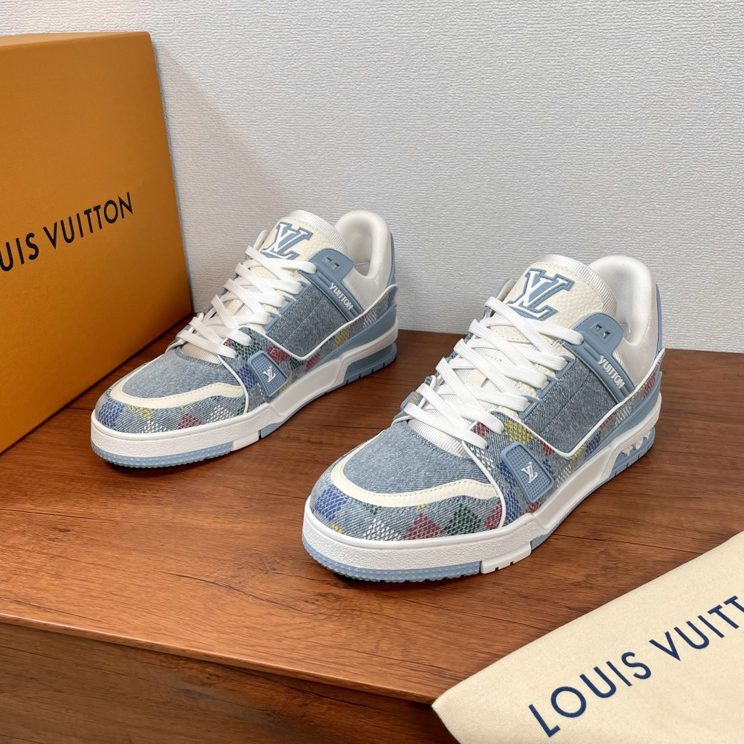 NO:275834,LV Trainer sneakers This sneaker is designed by denim cloth for LVers Damier patterns designed by Pharrell Williams, a craftsmanship upper that incorporates rubber Vuitton logo and LV letters, and then uses Monogram flowers to illuminate the delicate outsole. The original configuration is from Virgil Abloh, showing the inspiration of retro basketball shoes. It continues the complex upper, and the rubber rubber outsole continues the iconic elements. The tongue, side and heel are decorated with LV letters, and the outsole is decorated with Monogram flowers. The standard insole continues the comfort experience. It is equipped with a full set of original boxes!  Size number 39-40-41-42-43-44 Standard leather shoe size (38/45 can be customized and does not support return and exchange) Article number BM0159 denim blue,,louis vuitton,versace,sneakers19860909LV Trainer运动鞋 这款运动鞋为丹宁布铺陈男装艺术总监Pharrell Williams 设计的LVers Damier图案,于工致鞋面融入橡胶 Vuitton 标识和 LV 字母,再以Monogram 花卉点亮细腻外底.原版构型出自Virgil Abloh之手,展现复古篮球鞋的灵感启发.延续繁复鞋面,注胶橡胶外底延续标志性元素,鞋舌、侧面及后跟饰有 LV 字母,外底饰有 Monogram 花卉,标配鞋垫延续舒适体验.配原盒全套包装！ 码数39-40-41-42-43-44 标准皮鞋码（38/45可定做不支持退换货） 货号BM0159牛仔布 蓝色,,louis vuitton,versace,sneakers,Men's shoes