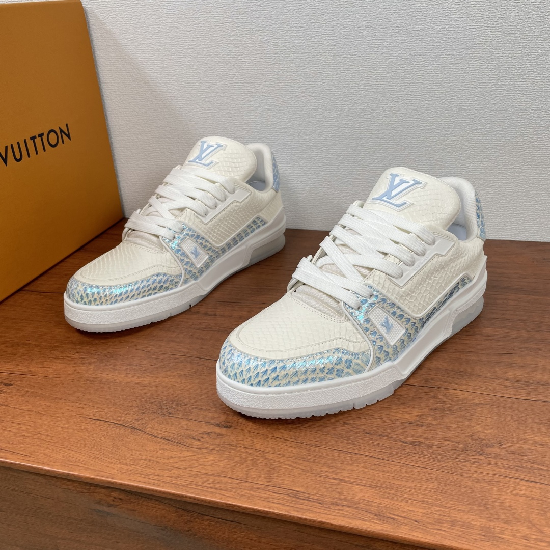 NO:275838,LV TRAINER Snake Scales Sneakers shipped. This LV Trainer Sneaker is made of gorgeous snake scale upper, embroidered with hand-painted color effects, with LV and Vuitton logos on the sides, LV rubber letters on the tongue, embroidered with heel #54 embroidered logo, rubber outsole with Monogram flowers, fabric inner breast pads for blessing, donkey shoes comfort needless to say, it highlights masculinity!  Complete packages!  Size number 39-40-41-42-43-44 Standard leather shoe size (38/45 can be customized and cannot be returned or exchanged) Article number BM3355 White and blue,,louis vuitton,louis vuitton,louis vuitton,sneakers19860909LV TRAINER蛇鳞纹运动鞋出货 本款 LV Trainer 运动鞋取材华美蛇鳞纹鞋面,点缀手工擦色效果,侧面饰有LV和 Vuitton 标识,鞋舌饰有 LV 胶标字母,后跟#54刺绣标识,橡胶外底饰有 Monogram 花卉,织物内里乳脚垫加持,驴家的鞋子舒适度是不必多说,非常凸显男性气质！ 全套包装配齐 ！ 码数39-40-41-42-43-44 标准皮鞋码（38/45可定做不能退换） 货号BM3355 白蓝,,louis vuitton,louis vuitton,louis vuitton,sneakers,Men's shoes