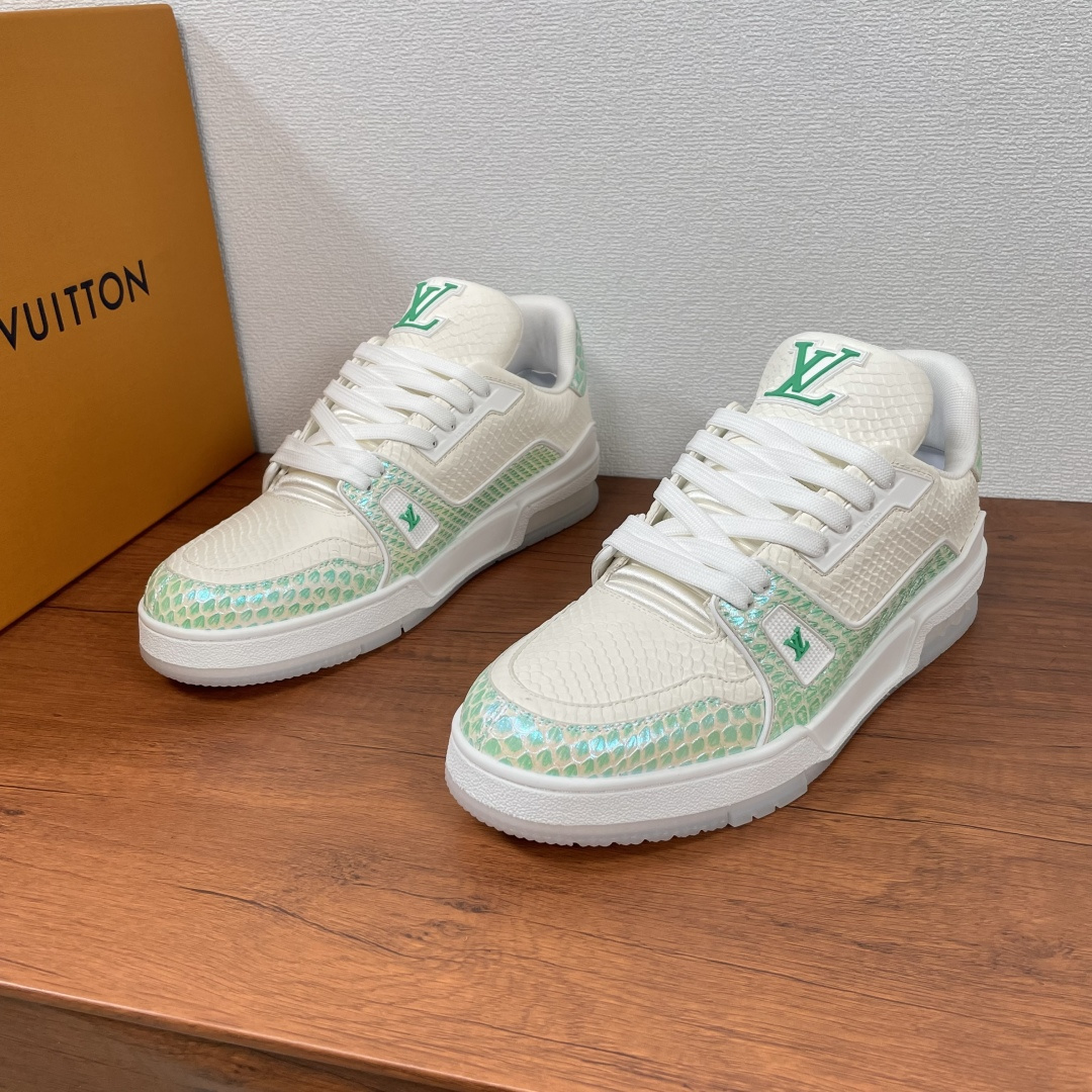 NO:275843,LV TRAINER Snake Scales Sneakers shipped. This LV Trainer Sneaker is made of gorgeous snake scale upper, embroidered with hand-painted color effects, with LV and Vuitton logos on the sides, LV rubber letters on the tongue, embroidered with heel #54 embroidered logo, rubber outsole with Monogram flowers, fabric inner breast pads for blessing, donkey shoes comfort needless to say, it highlights masculinity!  Complete packages!  Size number 39-40-41-42-43-44 Standard leather shoe size (38/45 can be customized and cannot be returned or exchanged) Article number BM3355 White and green,,louis vuitton,louis vuitton,louis vuitton,sneakers19860909LV TRAINER蛇鳞纹运动鞋出货 本款 LV Trainer 运动鞋取材华美蛇鳞纹鞋面,点缀手工擦色效果,侧面饰有LV和 Vuitton 标识,鞋舌饰有 LV 胶标字母,后跟#54刺绣标识,橡胶外底饰有 Monogram 花卉,织物内里乳脚垫加持,驴家的鞋子舒适度是不必多说,非常凸显男性气质！ 全套包装配齐 ！ 码数39-40-41-42-43-44 标准皮鞋码（38/45可定做不能退换） 货号BM3355 白绿,,louis vuitton,louis vuitton,louis vuitton,sneakers,Men's shoes