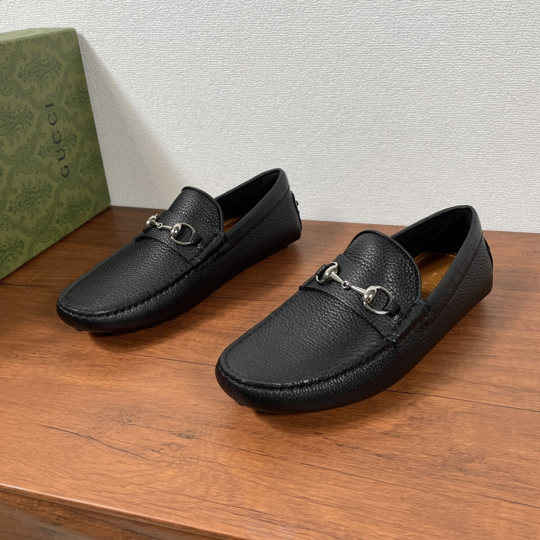 NO:277625,GUCCI Men's One-Pedal Decorative Horse Bit Men's Driving Shoes Driving Shoes Doudou Shoes The horse bite elements that have been baptized by time have now become a classic brand element, aiming to pay tribute to the origin of the brand's equestrianism. On this cowhide driving shoes, this symbolic element is presented in a dazzling posture. It is made of calf leather and suede cowhide, with the same material tie-up paired with silver-toned metal horse bites, and the classic rubber bean bean pellet sole is soft, comfortable and breathable, casual and versatile!  With full set of original packaging!  Size 39-40-41-42-43-44 Standard leather shoes size (38/45/46 can be customized but does not support return and exchange) Item No. 459801 glossy black lychee pattern, gucci, cowhide19860909GUCCI 男士一脚蹬饰饰马衔扣男士驾车鞋驾车鞋豆豆鞋 历经时间洗礼的马衔扣元素如今已成为品牌经典元素,旨在致敬品牌马术本源.在这款牛皮革驾车鞋上,该符号元素以耀眼之姿匠心呈现.采用小牛皮和绒面牛皮革打造,同材质饰带搭配银色调金属马衔扣,经典橡胶豆豆颗粒鞋底,柔软舒适透气,休闲百搭！配全套原包装！ 尺码39-40-41-42-43-44 标准皮鞋尺码（38/45/46可定做但不支持退换货） 货号459801光面 黑色荔枝纹,,gucci,cowhide,Men's shoes