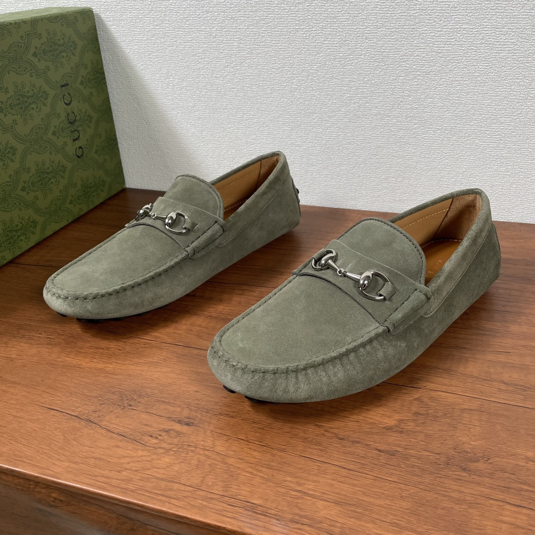 NO:277623,GUCCI men's one-legged horse buckle men's driving shoes driving shoes Doudou shoes The horse buckle elements that have been baptized by time have now become a classic brand element, aiming to pay tribute to the origin of the brand's equestrianism. On this cowhide driving shoes, the symbol element is presented in a dazzling posture. It is made of calf leather and suede cowhide leather, with the same material decorative straps paired with silver-toned metal horse buckles, and the classic rubber bean bean granule sole is soft, comfortable and breathable, casual and versatile!  With full set of original packaging!  Size 39-40-41-42-43-44 Standard leather shoes size (38/45/46 can be customized but does not support return and exchange) Item No. 459801 Glossy Military Green,, gucci, cowhide19860909GUCCI男士一脚蹬饰饰马衔扣男士驾车鞋驾车鞋豆豆鞋 历经时间洗礼的马衔扣元素如今已成为品牌经典元素,旨在致敬品牌马术本源.在这款牛皮革驾车鞋上,该符号元素以耀眼之姿匠心呈现.采用小牛皮和绒面牛皮革打造,同材质饰带搭配银色调金属马衔扣,经典橡胶豆豆颗粒鞋底,柔软舒适透气,休闲百搭！配全套原包装！ 尺码39-40-41-42-43-44 标准皮鞋尺码（38/45/46可定做但不支持退换货） 货号459801光面 军绿,,gucci,cowhide,Men's shoes