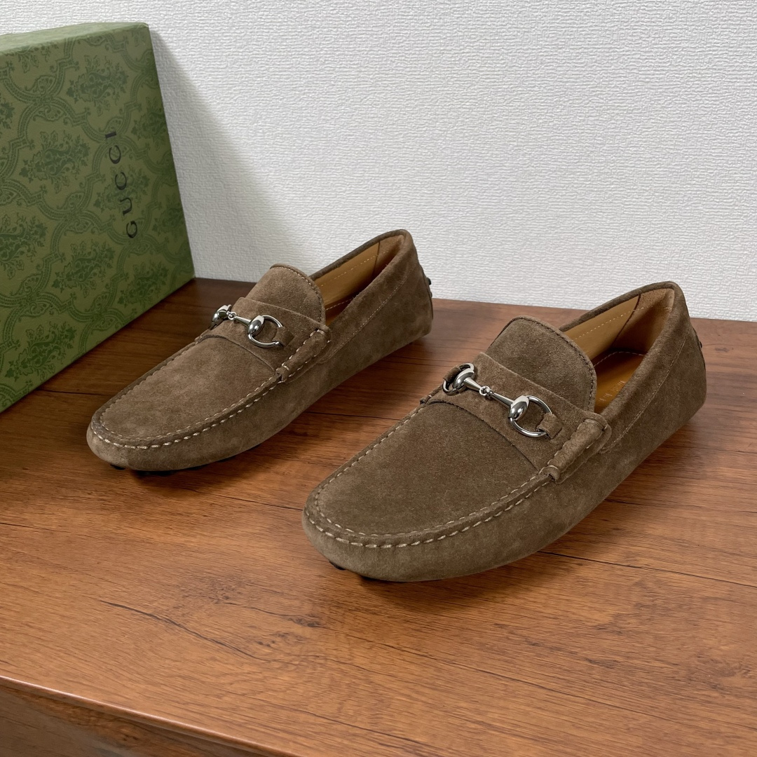NO:277613,GUCCI men's one-legged horse buckle men's driving shoes driving shoes Doudou shoes The horse buckle elements that have been baptized by time have now become a classic brand element, aiming to pay tribute to the origin of the brand's equestrianism. On this cowhide driving shoes, the symbol element is presented in a dazzling posture. It is made of calf leather and suede cowhide leather, with the same material decorative straps paired with silver-toned metal horse buckles, and the classic rubber bean bean granule sole is soft, comfortable and breathable, casual and versatile!  With full set of original packaging!  Size 39-40-41-42-43-44 Standard leather shoes size (38/45/46 can be customized but does not support return and exchange) Item No. 459801 Glossy Coffee, gucci, cowhide19860909GUCCI男士一脚蹬饰饰马衔扣男士驾车鞋驾车鞋豆豆鞋 历经时间洗礼的马衔扣元素如今已成为品牌经典元素,旨在致敬品牌马术本源.在这款牛皮革驾车鞋上,该符号元素以耀眼之姿匠心呈现.采用小牛皮和绒面牛皮革打造,同材质饰带搭配银色调金属马衔扣,经典橡胶豆豆颗粒鞋底,柔软舒适透气,休闲百搭！配全套原包装！ 尺码39-40-41-42-43-44 标准皮鞋尺码（38/45/46可定做但不支持退换货） 货号459801光面 咖色,,gucci,cowhide,Men's shoes