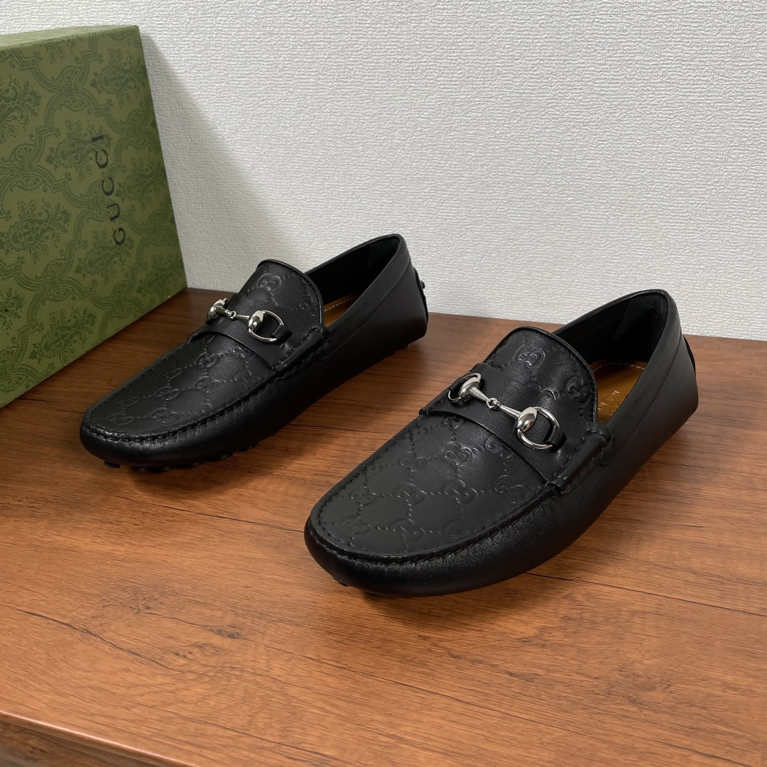 NO:277656,GUCCI Men's One-Pedal Decorative Horse Bed Men's Driving Shoes Driving Shoes Doudou Shoes The horse bite elements that have been baptized by time have now become a classic brand element, aiming to pay tribute to the origin of the brand's equestrianism. On this cowhide driving shoes, the symbol element is presented in a dazzling posture. It is made of calfskin and suede cowhide, the upper is decorated with a double G embossed logo, and the same material is decorated with a silver-toned metal horse bite. The classic rubber bean bean pellet sole is soft, comfortable and breathable, and is casual and versatile!  With full set of original packaging!  Size 39-40-41-42-43-44 Standard leather shoes size (38/45/46 can be customized but does not support return and exchange) Item No. 459801 embossed black cowhide, gucci, cowhide19860909GUCCI 男士一脚蹬饰饰马衔扣男士驾车鞋驾车鞋豆豆鞋 历经时间洗礼的马衔扣元素如今已成为品牌经典元素,旨在致敬品牌马术本源.在这款牛皮革驾车鞋上,该符号元素以耀眼之姿匠心呈现.采用小牛皮和绒面牛皮革打造,鞋面饰以双G压花标识,同材质饰带搭配银色调金属马衔扣,经典橡胶豆豆颗粒鞋底,柔软舒适透气,休闲百搭！配全套原包装！ 尺码39-40-41-42-43-44 标准皮鞋尺码（38/45/46可定做但不支持退换货） 货号459801压花 黑色牛皮,,gucci,cowhide,Men's shoes