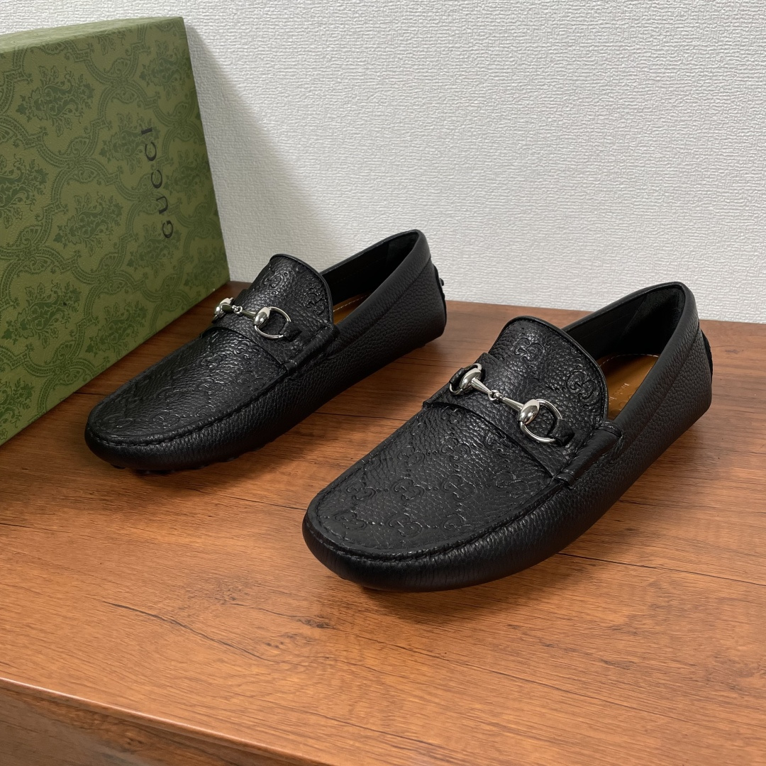 NO:277651,GUCCI Men's One-Pedal Decorative Horse Bed Men's Driving Shoes Driving Shoes Doudou Shoes The horse bite elements that have been baptized by time have now become a classic brand element, aiming to pay tribute to the origin of the brand's equestrianism. On this cowhide driving shoes, the symbol element is presented in a dazzling posture. It is made of calfskin and suede cowhide, the upper is decorated with a double G embossed logo, and the same material is decorated with a silver-toned metal horse bite. The classic rubber bean bean pellet sole is soft, comfortable and breathable, and is casual and versatile!  With full set of original packaging!  Size 39-40-41-42-43-44 Standard leather shoes size (38/45/46 can be customized but does not support return and exchange) Item No. 459801 embossed black lychee pattern, gucci, cowhide19860909GUCCI 男士一脚蹬饰饰马衔扣男士驾车鞋驾车鞋豆豆鞋 历经时间洗礼的马衔扣元素如今已成为品牌经典元素,旨在致敬品牌马术本源.在这款牛皮革驾车鞋上,该符号元素以耀眼之姿匠心呈现.采用小牛皮和绒面牛皮革打造,鞋面饰以双G压花标识,同材质饰带搭配银色调金属马衔扣,经典橡胶豆豆颗粒鞋底,柔软舒适透气,休闲百搭！配全套原包装！ 尺码39-40-41-42-43-44 标准皮鞋尺码（38/45/46可定做但不支持退换货） 货号459801压花 黑色荔枝纹,,gucci,cowhide,Men's shoes