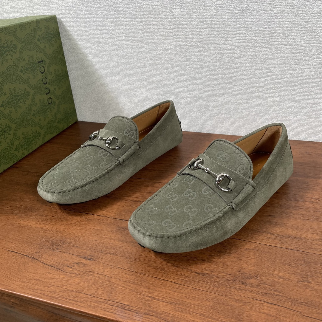 NO:277646,GUCCI Men's One-Pedal Decorative Horse Bed Men's Driving Shoes Driving Shoes Doudou Shoes The horse bite elements that have been baptized by time have now become a classic brand element, aiming to pay tribute to the origin of the brand's equestrianism. On this cowhide driving shoes, the symbol element is presented in a dazzling posture. It is made of calfskin and suede cowhide, the upper is decorated with a double G embossed logo, and the same material is decorated with a silver-toned metal horse bite. The classic rubber bean bean pellet sole is soft, comfortable and breathable, and is casual and versatile!  With full set of original packaging!  Size 39-40-41-42-43-44 Standard leather shoes size (38/45/46 can be customized but does not support return and exchange) Item No. 459801 Embossed Military Green,, gucci, cowhide19860909GUCCI 男士一脚蹬饰饰马衔扣男士驾车鞋驾车鞋豆豆鞋 历经时间洗礼的马衔扣元素如今已成为品牌经典元素,旨在致敬品牌马术本源.在这款牛皮革驾车鞋上,该符号元素以耀眼之姿匠心呈现.采用小牛皮和绒面牛皮革打造,鞋面饰以双G压花标识,同材质饰带搭配银色调金属马衔扣,经典橡胶豆豆颗粒鞋底,柔软舒适透气,休闲百搭！配全套原包装！ 尺码39-40-41-42-43-44 标准皮鞋尺码（38/45/46可定做但不支持退换货） 货号459801压花 军绿,,gucci,cowhide,Men's shoes