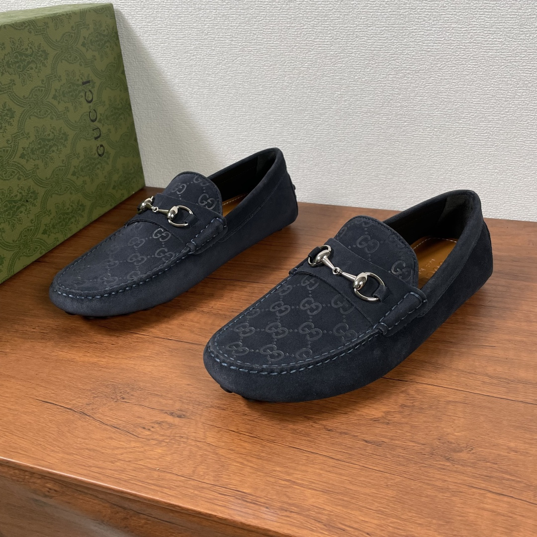 NO:277643,GUCCI Men's One-Pedal Decorative Horse Bed Men's Driving Shoes Driving Shoes Doudou Shoes The horse bite elements that have been baptized by time have now become a classic brand element, aiming to pay tribute to the origin of the brand's equestrianism. On this cowhide driving shoes, the symbol element is presented in a dazzling posture. It is made of calfskin and suede cowhide, the upper is decorated with a double G embossed logo, and the same material is decorated with a silver-toned metal horse bite. The classic rubber bean bean pellet sole is soft, comfortable and breathable, and is casual and versatile!  With full set of original packaging!  Size 39-40-41-42-43-44 Standard leather shoes size (38/45/46 can be customized but does not support return and exchange) Item No. 459801 embossed blue, gucci, cowhide19860909GUCCI 男士一脚蹬饰饰马衔扣男士驾车鞋驾车鞋豆豆鞋 历经时间洗礼的马衔扣元素如今已成为品牌经典元素,旨在致敬品牌马术本源.在这款牛皮革驾车鞋上,该符号元素以耀眼之姿匠心呈现.采用小牛皮和绒面牛皮革打造,鞋面饰以双G压花标识,同材质饰带搭配银色调金属马衔扣,经典橡胶豆豆颗粒鞋底,柔软舒适透气,休闲百搭！配全套原包装！ 尺码39-40-41-42-43-44 标准皮鞋尺码（38/45/46可定做但不支持退换货） 货号459801压花 蓝色,,gucci,cowhide,Men's shoes