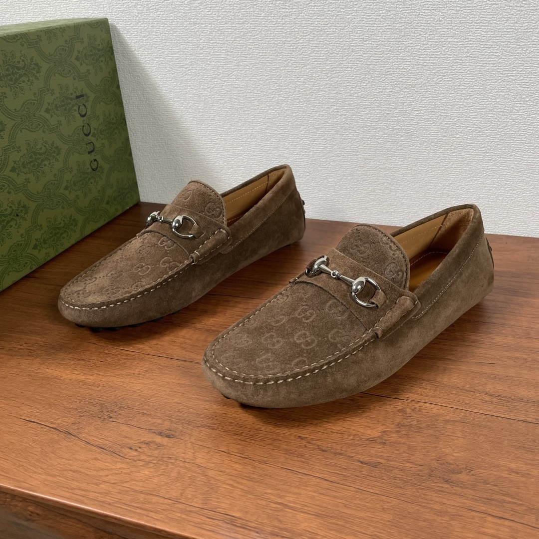 NO:277641,GUCCI men's one-legged horse buckle men's driving shoes driving shoes Doudou shoes The horse buckle elements that have been baptized by time have now become a classic brand element, aiming to pay tribute to the origin of the brand's equestrianism. On this cowhide driving shoes, the symbol element is presented in a dazzling posture. It is made of calfskin and suede cowhide leather, the upper is decorated with a double G embossed logo, and the same material decorative straps are paired with silver-toned metal horse buckles. Classic rubber bean bean granule soles are soft, comfortable and breathable, casual and versatile!  With full set of original packaging!  Size 39-40-41-42-43-44 Standard leather shoes size (38/45/46 can be customized but does not support return and exchange) Item No. 459801 embossed brown color, gucci, cowhide19860909GUCCI男士一脚蹬饰饰马衔扣男士驾车鞋驾车鞋豆豆鞋 历经时间洗礼的马衔扣元素如今已成为品牌经典元素,旨在致敬品牌马术本源.在这款牛皮革驾车鞋上,该符号元素以耀眼之姿匠心呈现.采用小牛皮和绒面牛皮革打造,鞋面饰以双G压花标识,同材质饰带搭配银色调金属马衔扣,经典橡胶豆豆颗粒鞋底,柔软舒适透气,休闲百搭！配全套原包装！ 尺码39-40-41-42-43-44 标准皮鞋尺码（38/45/46可定做但不支持退换货） 货号459801压花 咖色,,gucci,cowhide,Men's shoes