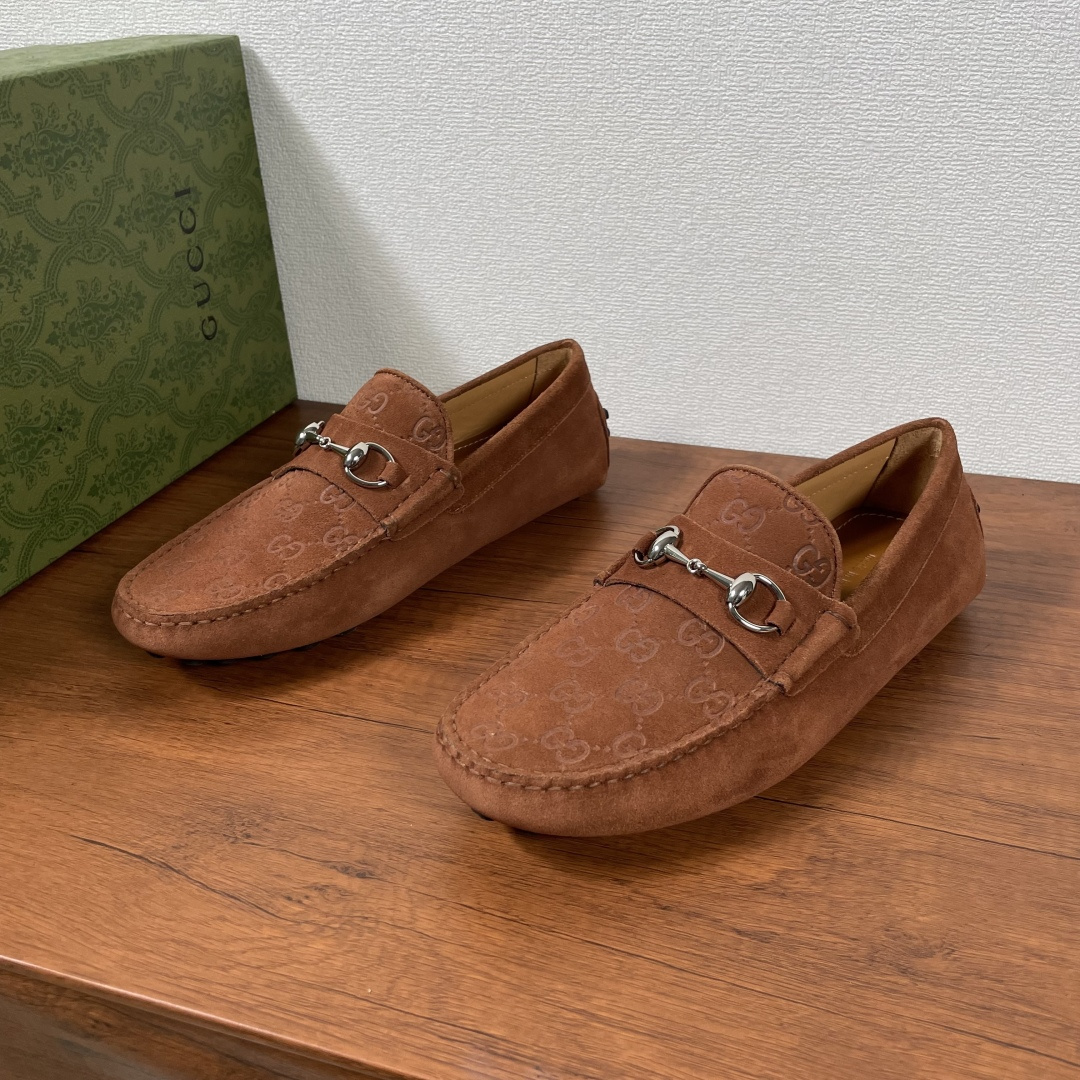 NO:277637,GUCCI men's one-legged horse buckle men's driving shoes driving shoes Doudou shoes The horse buckle elements that have been baptized by time have now become a classic brand element, aiming to pay tribute to the origin of the brand's equestrianism. On this cowhide driving shoes, the symbol element is presented in a dazzling posture. It is made of calfskin and suede cowhide leather, the upper is decorated with a double G embossed logo, and the same material decorative straps are paired with silver-toned metal horse buckles. Classic rubber bean bean granule soles are soft, comfortable and breathable, casual and versatile!  With full set of original packaging!  Size 39-40-41-42-43-44 Standard leather shoes size (38/45/46 can be customized but does not support return and exchange) Item No. 459801 Embossed Red Brown, Gucci, Cowhide19860909GUCCI男士一脚蹬饰饰马衔扣男士驾车鞋驾车鞋豆豆鞋 历经时间洗礼的马衔扣元素如今已成为品牌经典元素,旨在致敬品牌马术本源.在这款牛皮革驾车鞋上,该符号元素以耀眼之姿匠心呈现.采用小牛皮和绒面牛皮革打造,鞋面饰以双G压花标识,同材质饰带搭配银色调金属马衔扣,经典橡胶豆豆颗粒鞋底,柔软舒适透气,休闲百搭！配全套原包装！ 尺码39-40-41-42-43-44 标准皮鞋尺码（38/45/46可定做但不支持退换货） 货号459801压花 红棕,,gucci,cowhide,Men's shoes