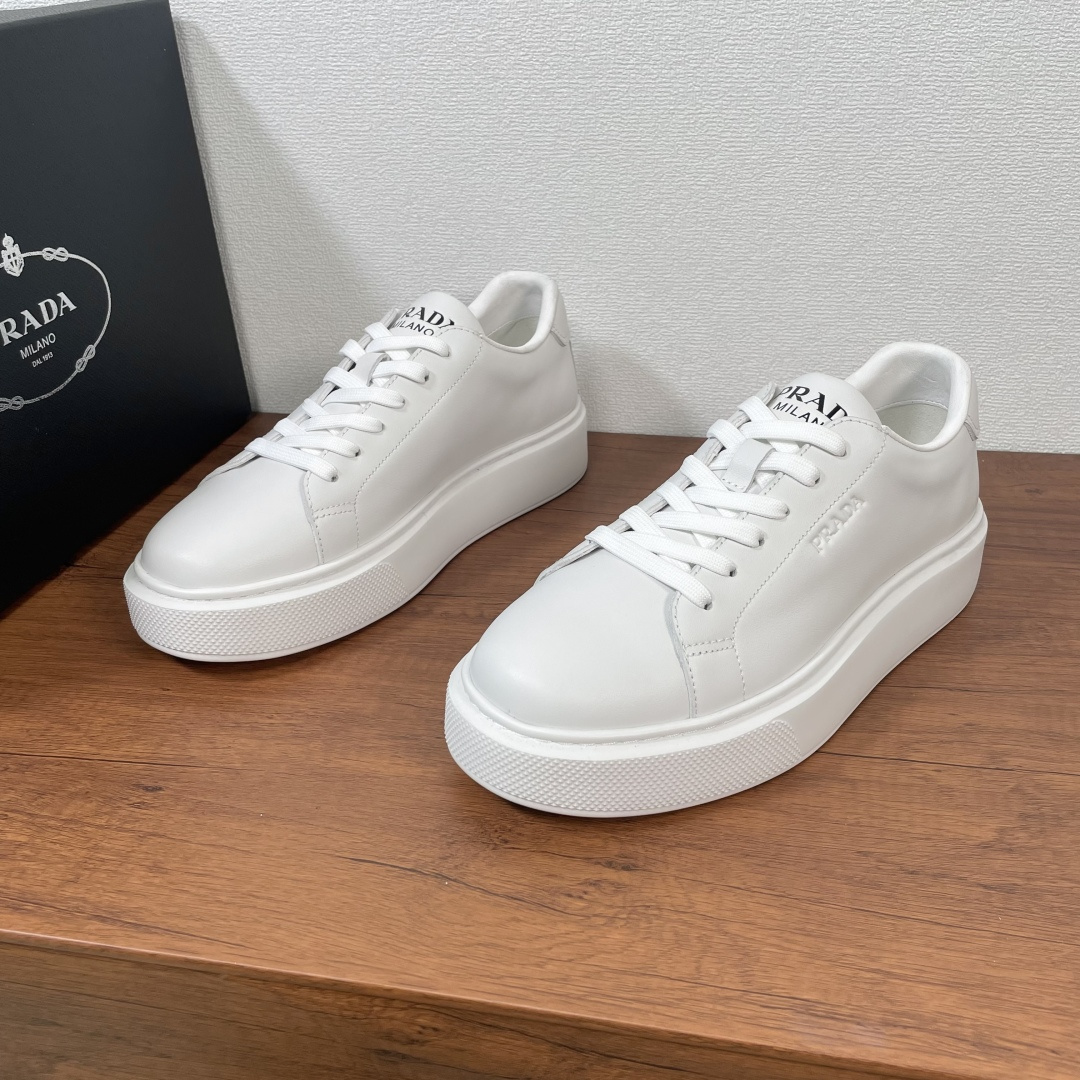 NO:347451,Code Prada/Prada Men's new leather sneakers This leather sneakers are modern in style, reinterpreting the brand's collection style with neat lines and smooth details. The shoes are made of Napa calf leather, with delicate and soft leather resistant, embossed logo logo on the outside, silk-print logo on the tongue, matched with 4.5cm integrated rubber sole, empty glue + stitching method without removing the bottom and opening the glue, soft sheepskin inner lining, standard with cowhide logo foot pads, comfortable and versatile on the feet!  Fitted with a full set of dust bags for original packaging!  Number of sizes 39-40-41-42-43-44 Standard leather shoes size (38/45 can be customized and does not support return and exchange) Item number 2EE769 White,,prada,prada,sneakers,cowhide,sheepskin19860909编码 Prada/普拉达 男士新款皮革运动鞋 这款皮革运动鞋呈现现代版型,以利落线条与流畅细节重新演绎品牌典藏款型.鞋履采用纳帕小牛皮革打造,皮质细腻柔软耐折痕,外侧饰有压纹logo徽标,鞋舌饰有丝印徽标,搭配4.5cm一体式橡胶鞋底,空胶+缝线做法不掉底不开胶,柔软羊皮内里,标配牛皮徽标垫脚,上脚舒适百搭耐看！配全套原包装防尘袋！ 码数39-40-41-42-43-44 标准皮鞋尺码（38/45可定不支持退换货） 货号2EE769 白色,,prada,prada,sneakers,cowhide,sheepskin,Men's shoes